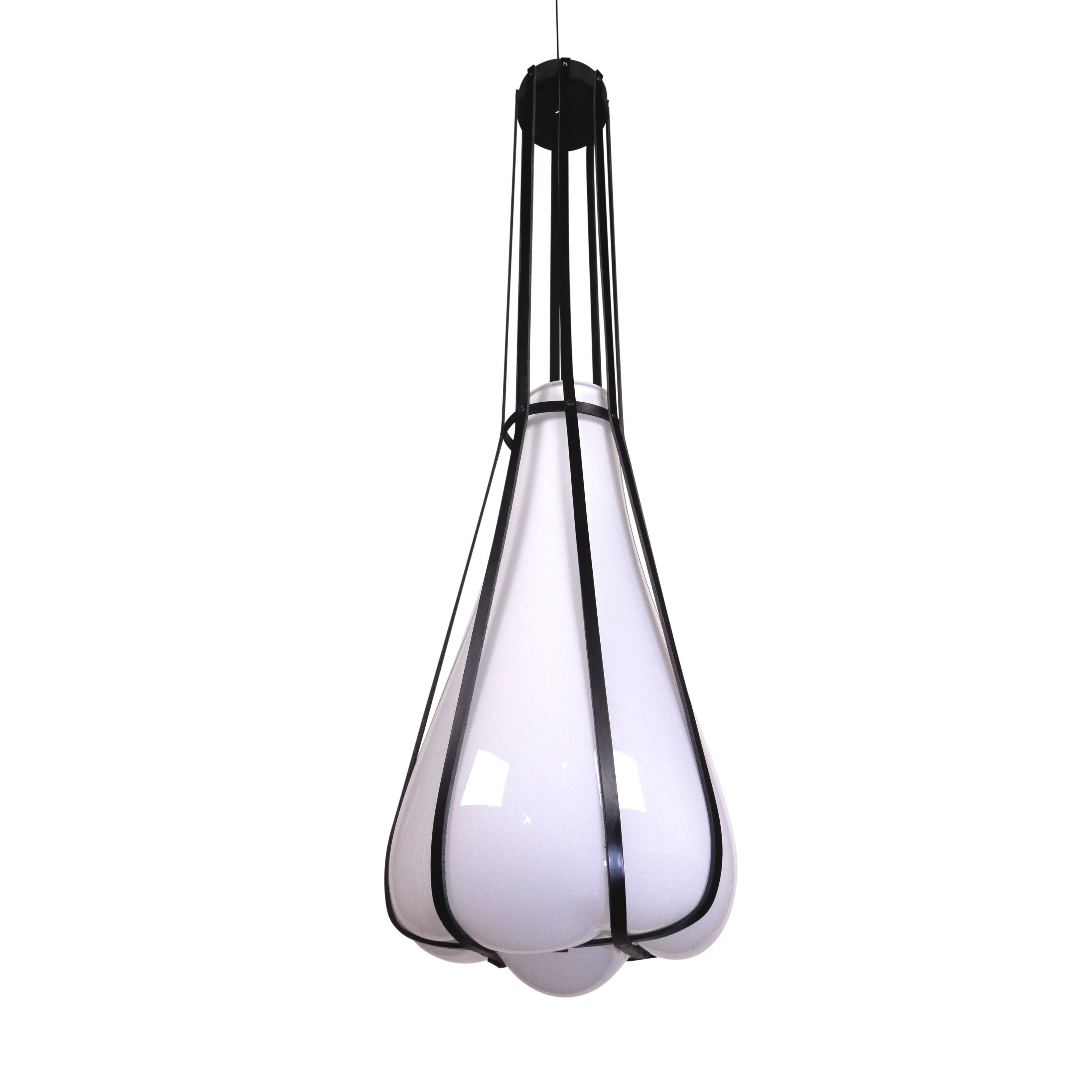 Français Lampe à suspension Helium en verre soufflé à la main avec sangles en cuir contemporaine en vente