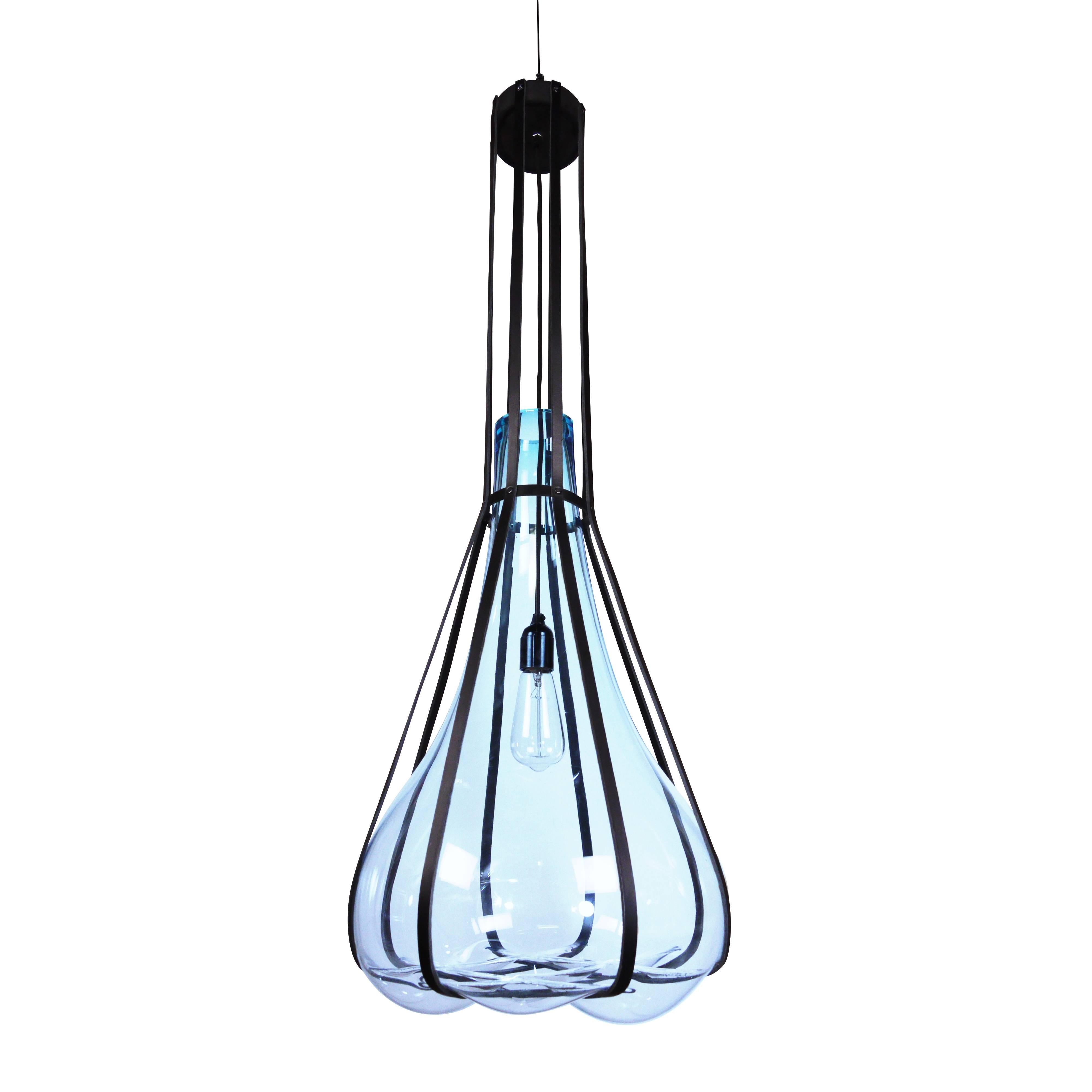 Lampe à suspension Helium en verre soufflé à la main avec sangles en cuir contemporaine en vente