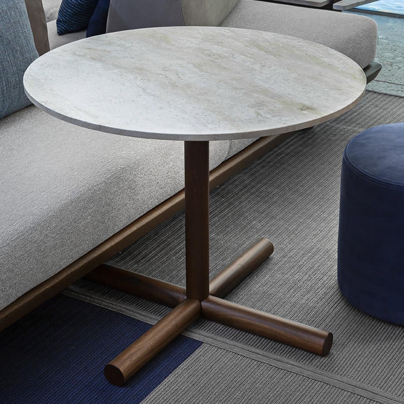 Marble and wood merge splendidly in this precious item: a clean and minimalist coffee table that celebrates the natural beauty of raw materials. Made of barrique-finished mahogany, the structure features X-shaped feet and a sleek stem, supporting a