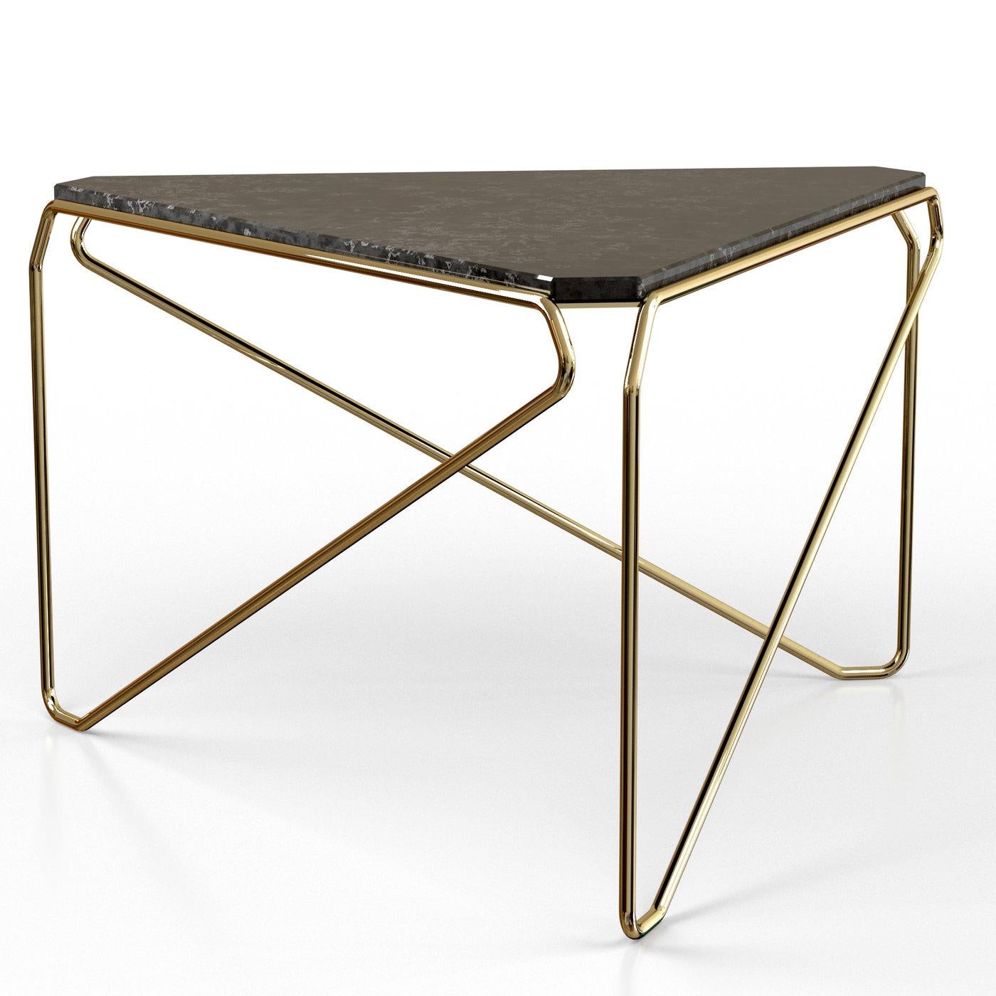 A distinctive design by Giovanni Battista Guerrino Rizzo, this coffee table embodies simple and minimalist elegance. Boasting a triangular profile repeated in the black clouded stoneware top and brass-plated drawn steel frame, it will make a