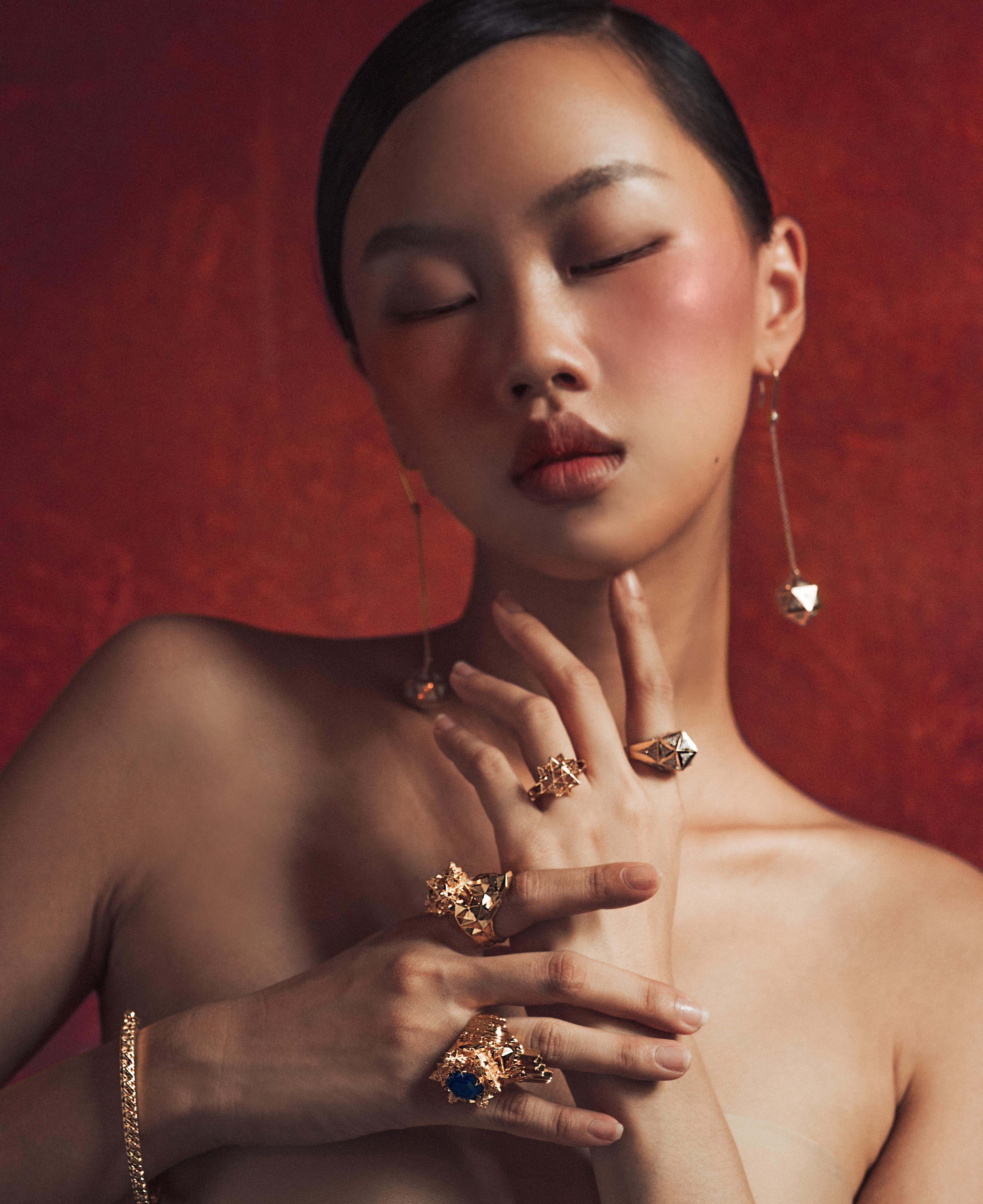 Pendientes de oro de 18k con diamantes en forma de hélice en venta 1