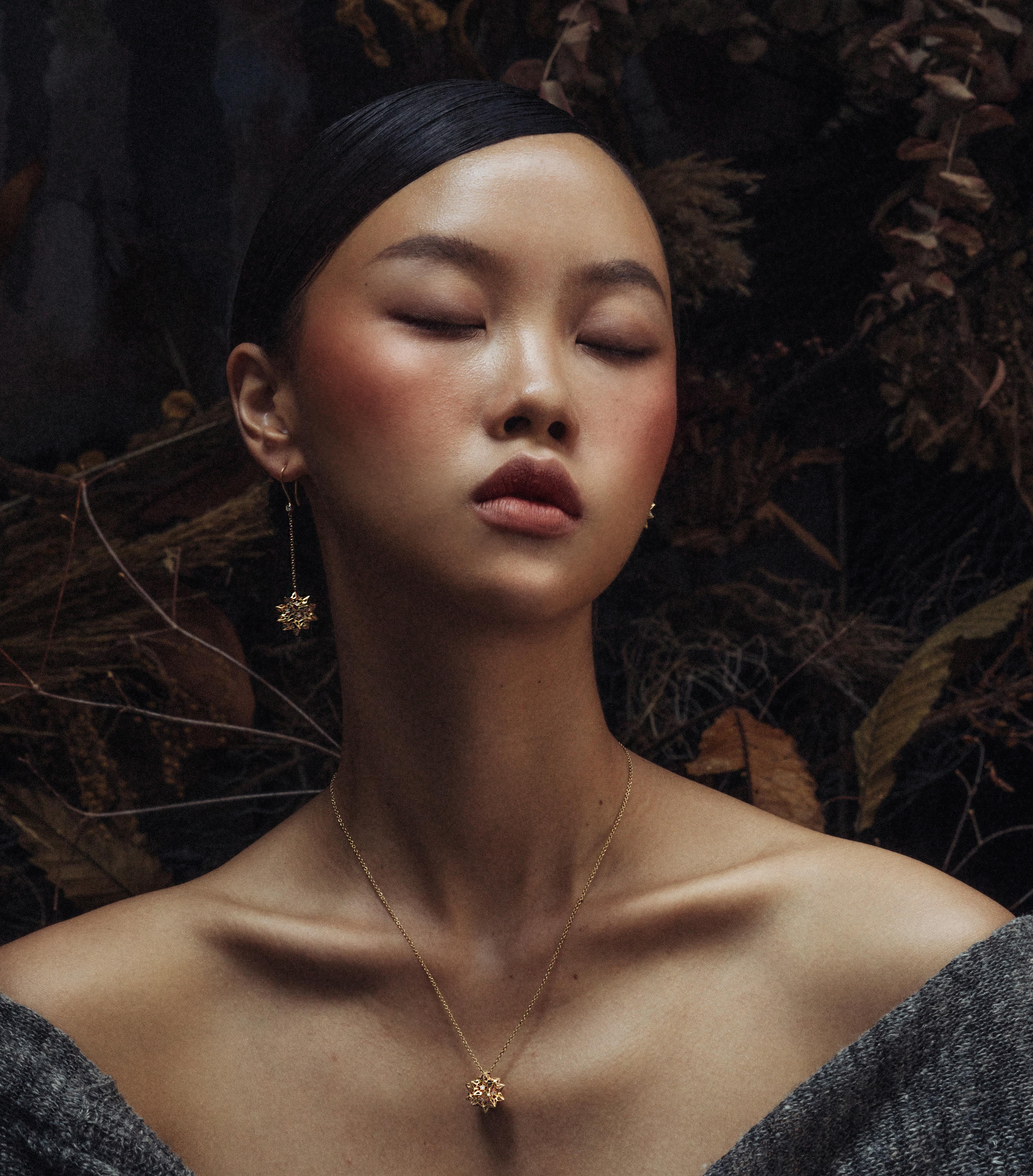Pendientes de oro de 18k con diamantes en forma de hélice en venta 2
