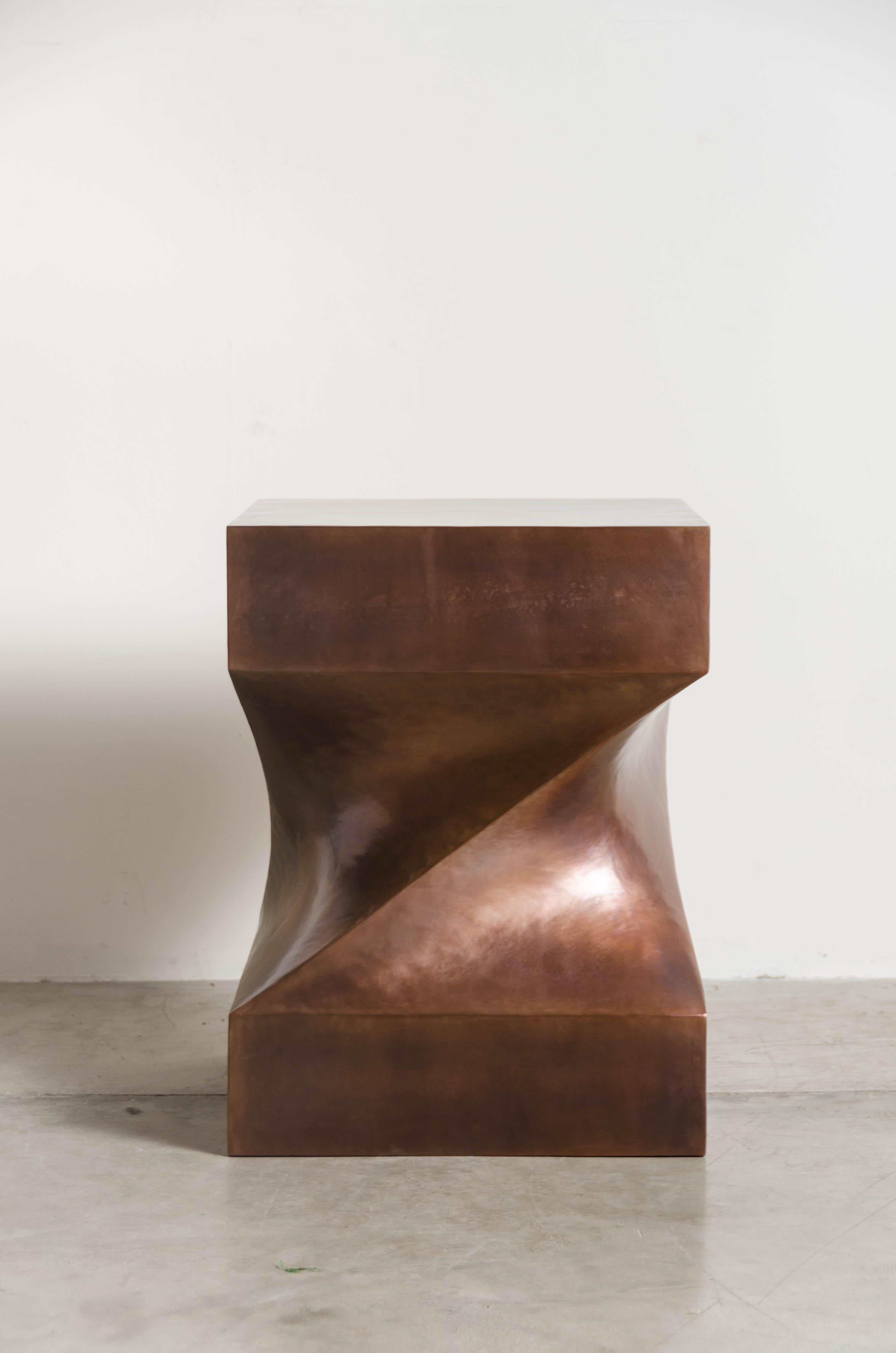 Table d'appoint Helix
Cuivre antique
Repoussoir à main
Édition limitée
Chaque pièce est fabriquée individuellement et est unique.

La « repousse » est l'art traditionnel qui consiste à marteler à la main un relief décoratif sur une feuille de