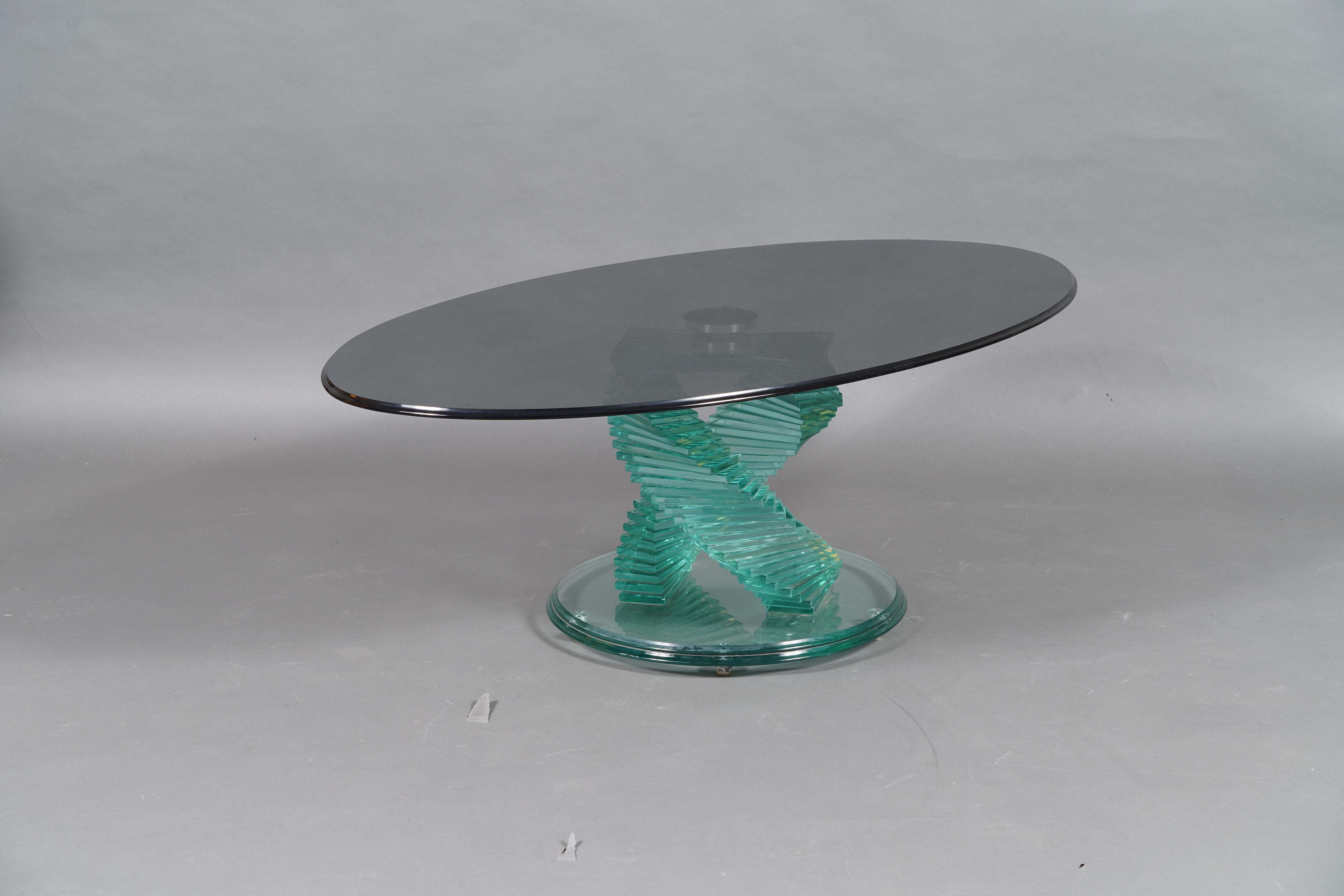 Schöner Vintage-Tisch, inspiriert vom Stil von Danny Lane's, spiralförmig gestapeltes Glas mit abnehmbarer ovaler Glasplatte. Das einzigartige spiralförmige Design mit sauber gestapelten Glasrechtecken sorgt für eine auffallende Ästhetik. Der ovale