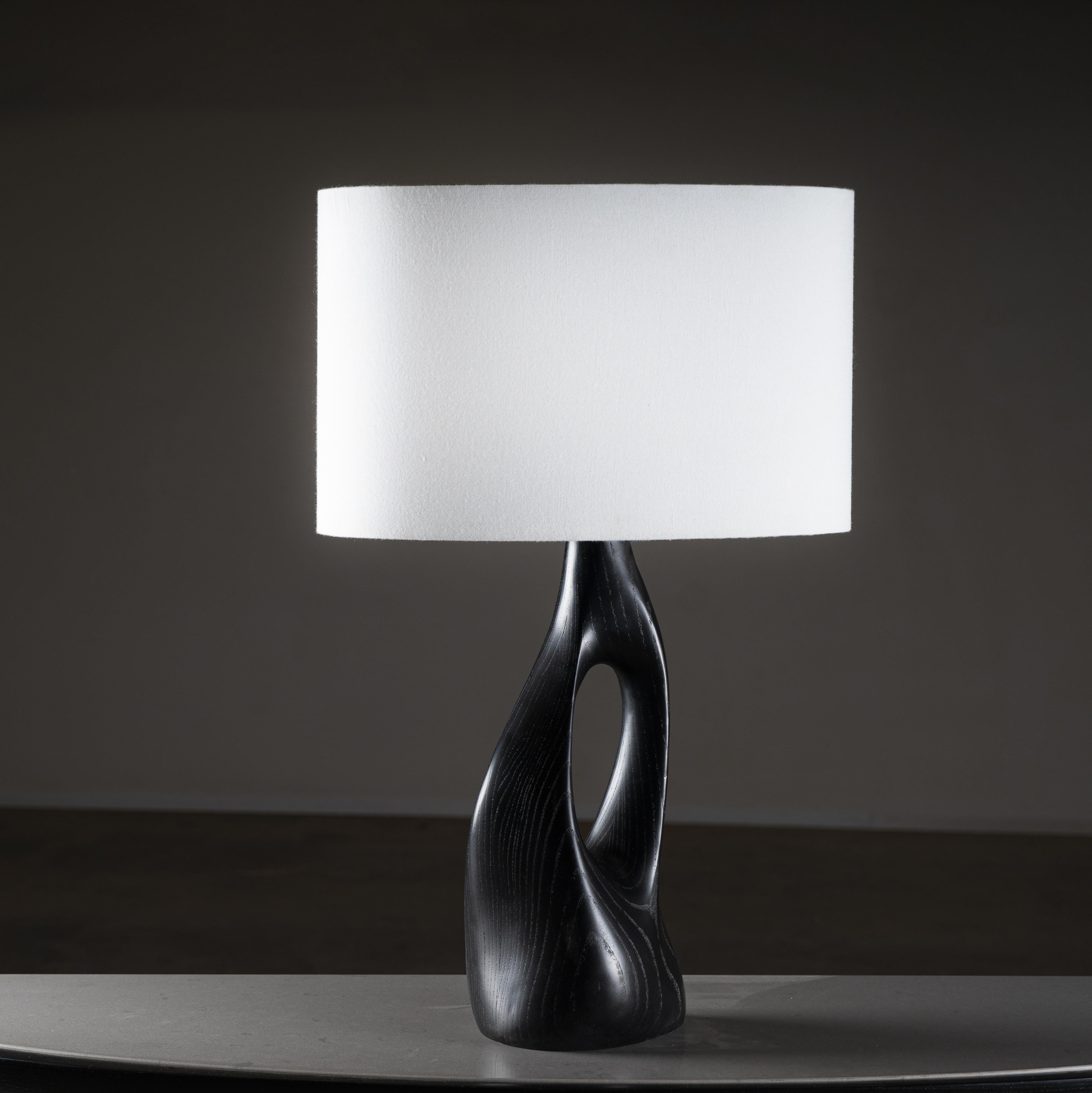 Die Helix-Tischleuchte bietet einen einzigartigen und modernen Look für luxuriöse Wohnungen. Mit ihrem modernen Design verleiht diese Tischleuchte jedem Raum einen Hauch von Eleganz. Erhältlich mit rundem oder ovalem Schirm, können Sie die Option