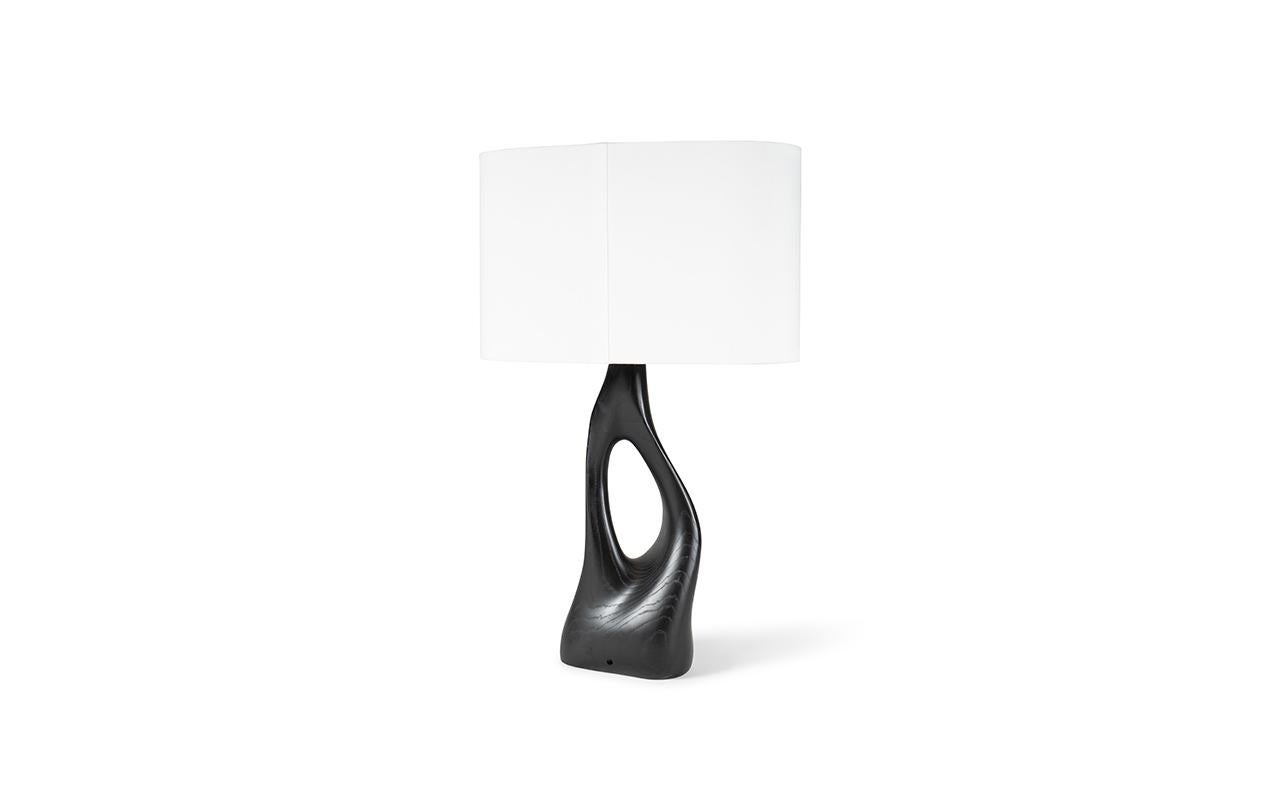 Helix table lamp, Ebony stain, Ash wood with Ivory silk drum shade by Amorph Tallado en venta