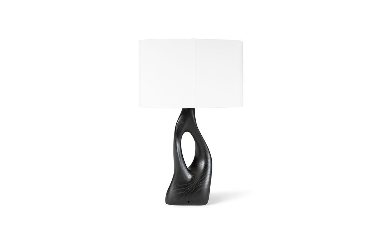 Helix Tischleuchte, Ebenholzbeize, Eschenholz mit elfenbeinfarbenem Seidenschirm von Amorph (21. Jahrhundert und zeitgenössisch) im Angebot