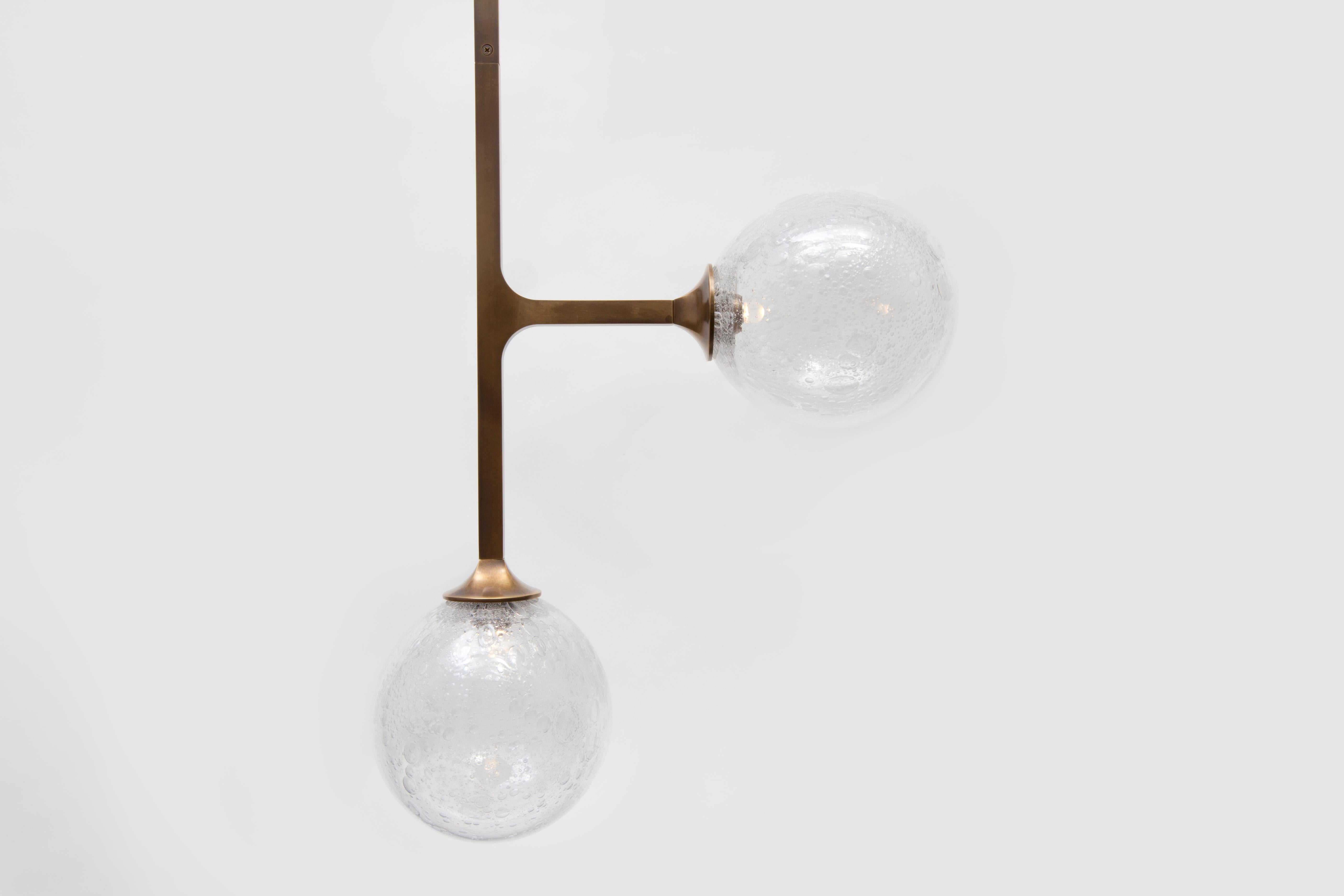 Helix Vertical 7-Tier Pendant - patinated brass & hand blown glass (Moderne) im Angebot