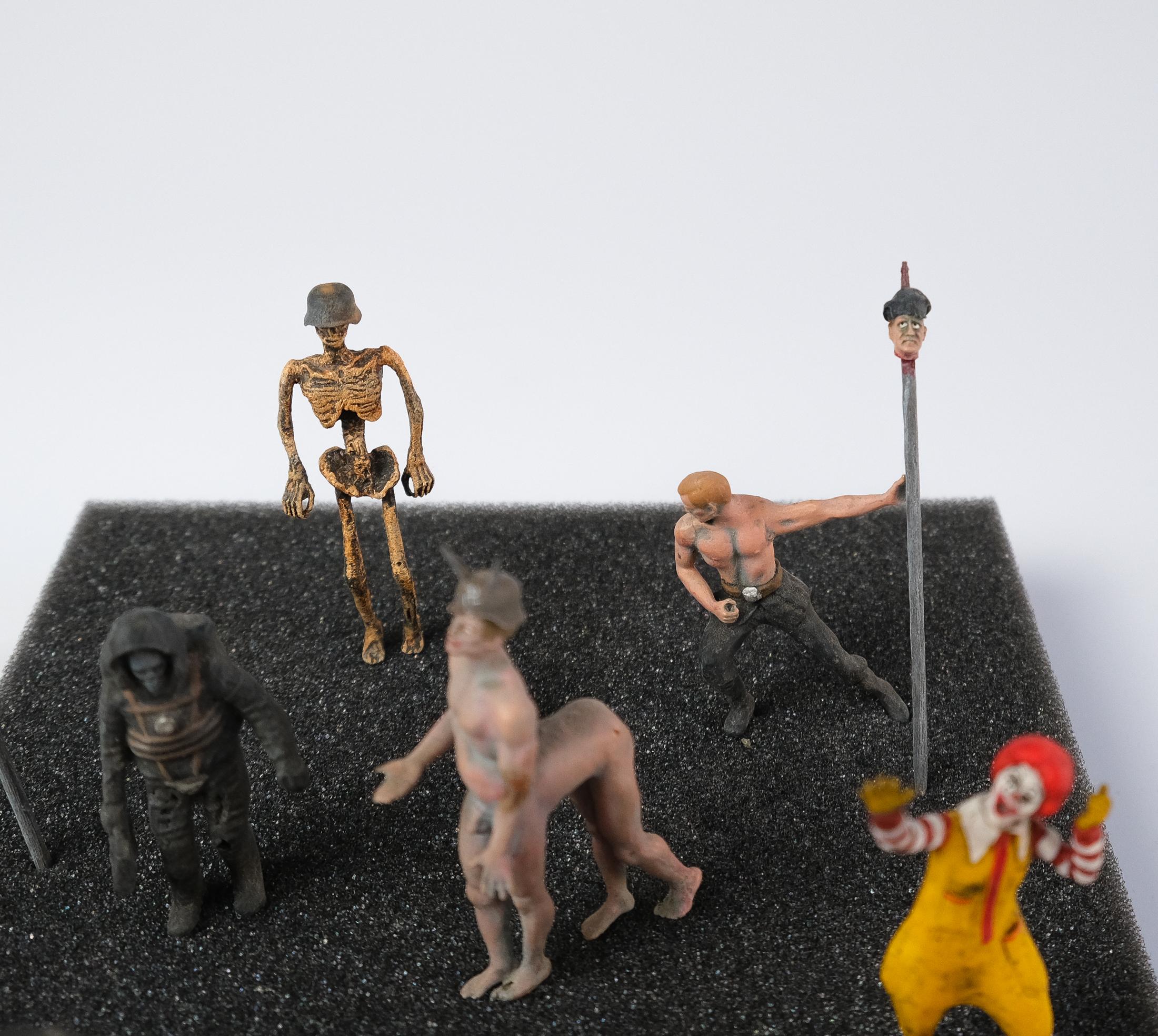 Figure 'Hell Souvenir' Di Jake & Dinos Chapman, 2022 in vendita 4