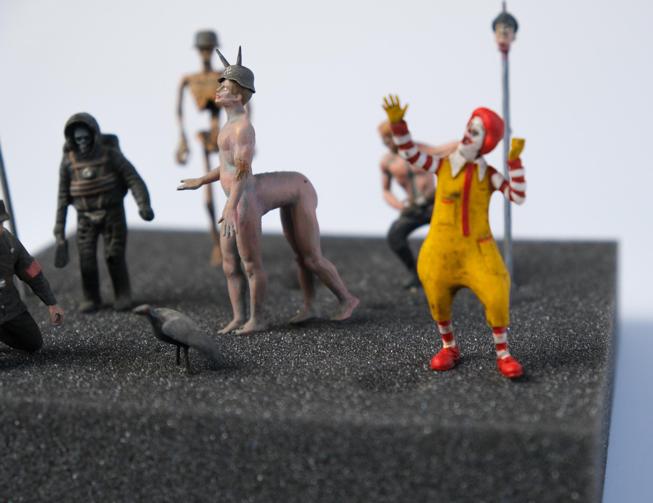 Figure 'Hell Souvenir' Di Jake & Dinos Chapman, 2022 in vendita 5