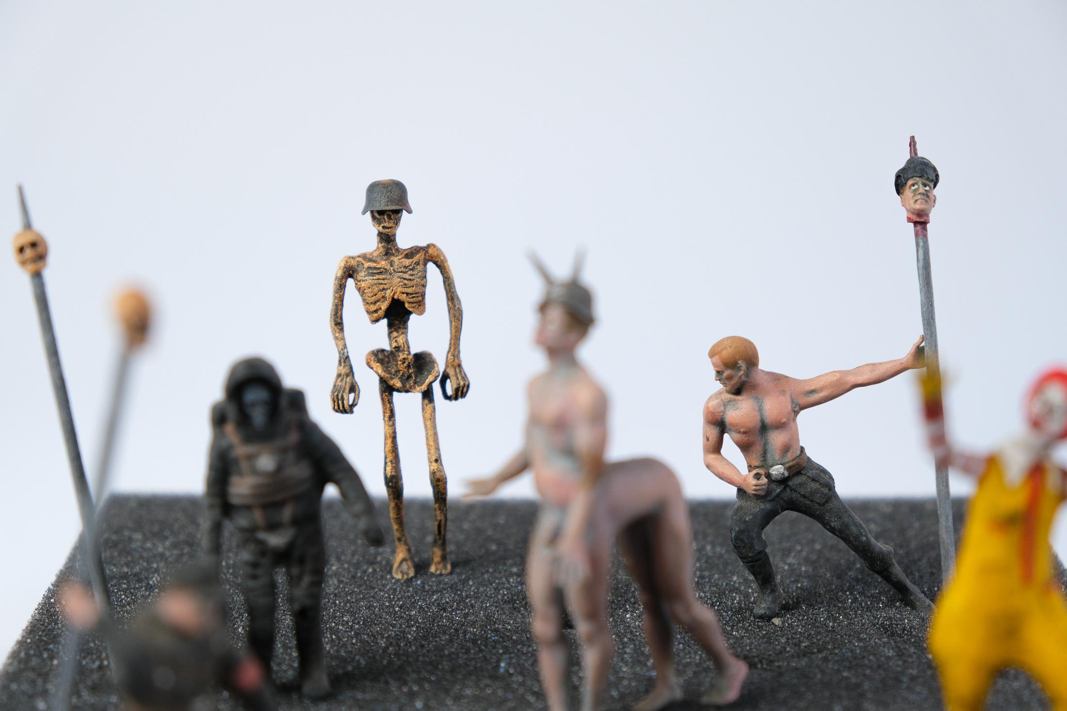 Figure 'Hell Souvenir' Di Jake & Dinos Chapman, 2022 in vendita 6