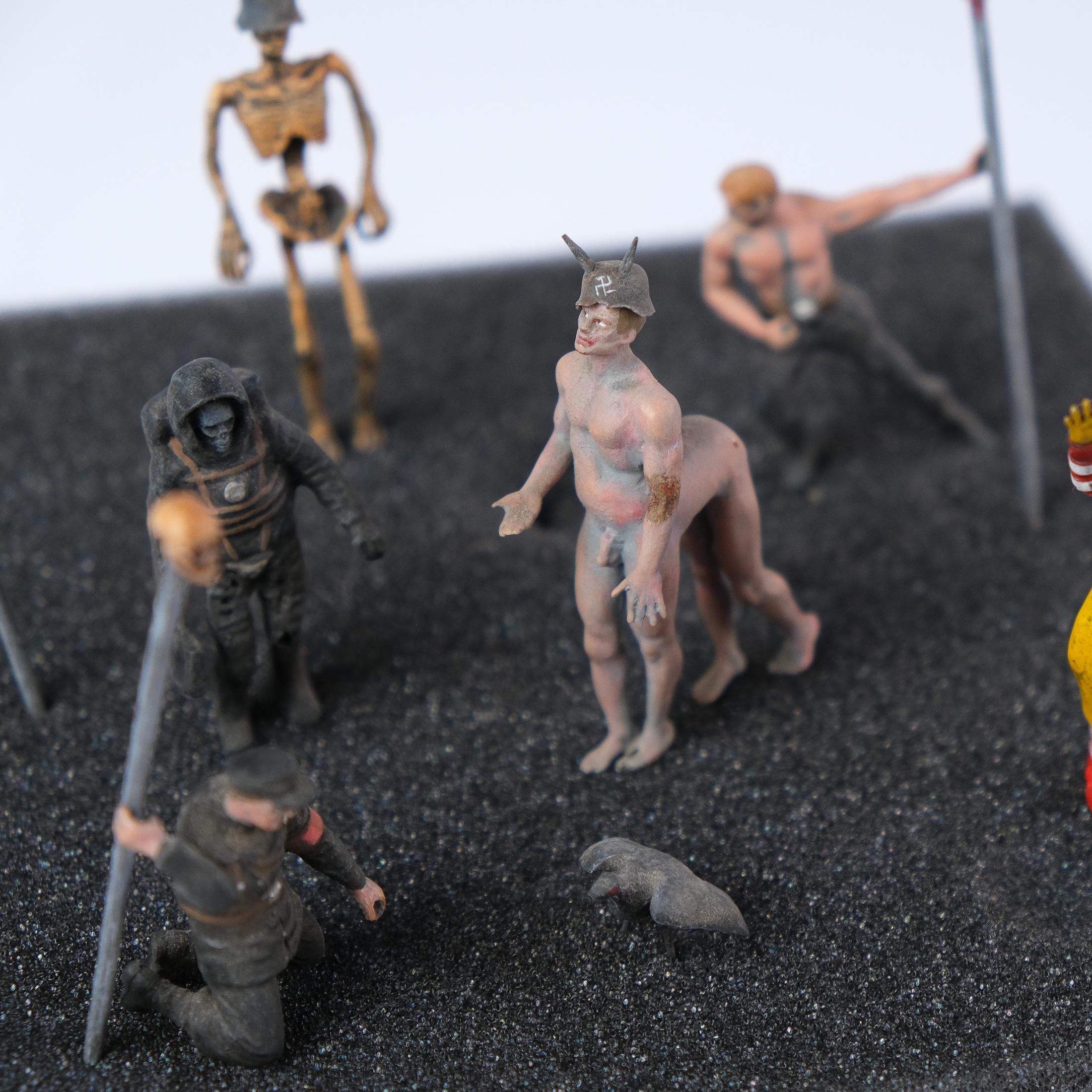 Figure 'Hell Souvenir' Di Jake & Dinos Chapman, 2022 in vendita 7