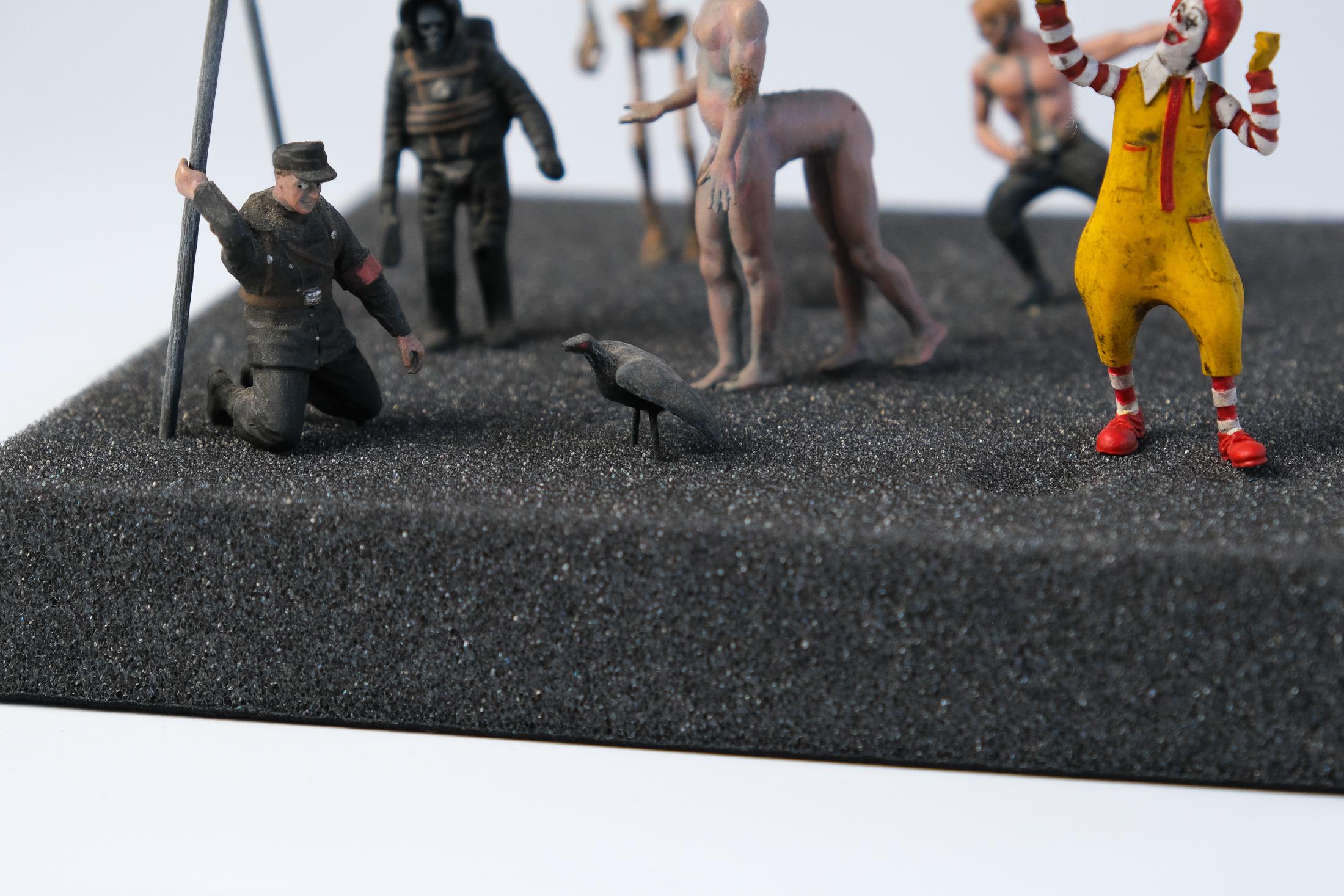 Figure 'Hell Souvenir' Di Jake & Dinos Chapman, 2022 in vendita 8