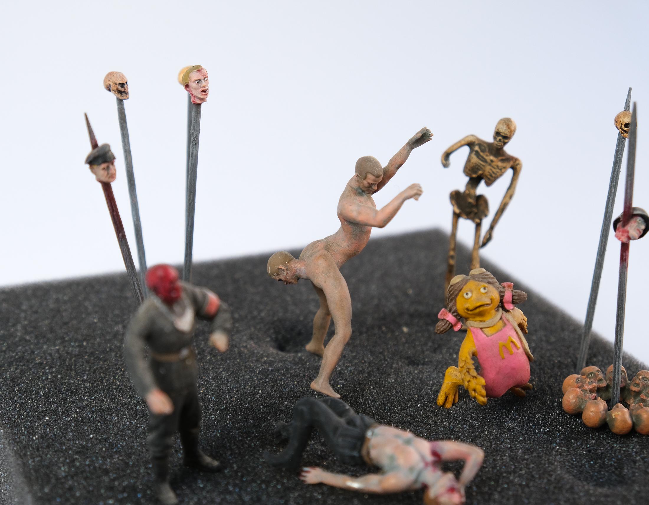 Figure 'Hell Souvenir' Di Jake & Dinos Chapman, 2022 in vendita 1