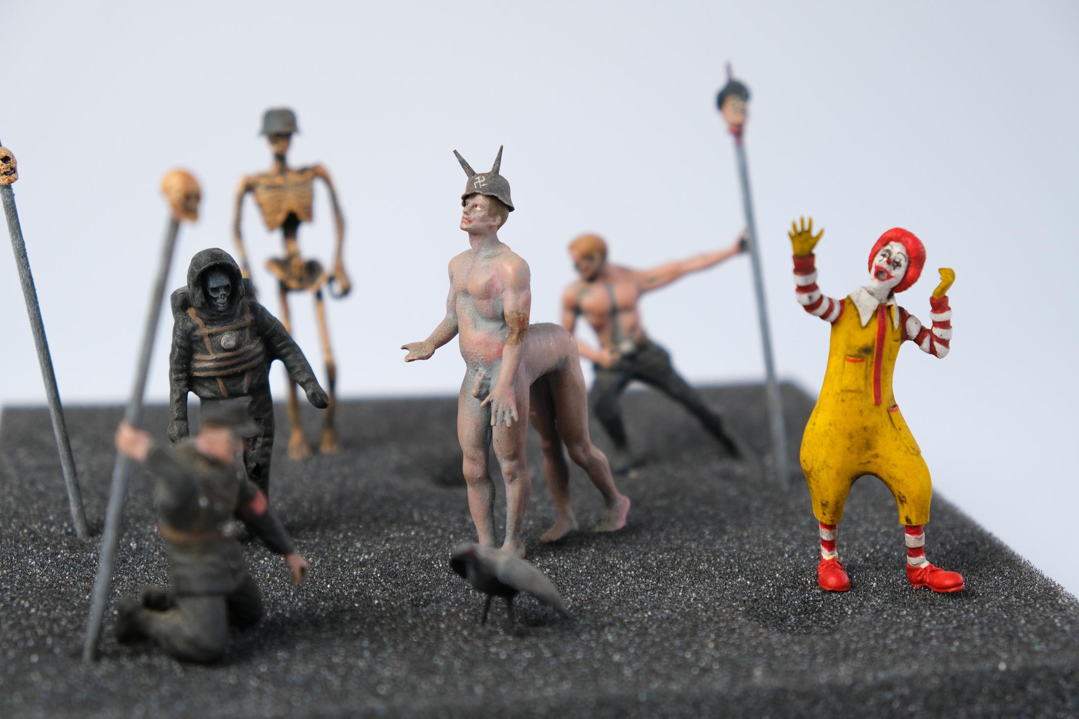 Figure 'Hell Souvenir' Di Jake & Dinos Chapman, 2022 in vendita 1