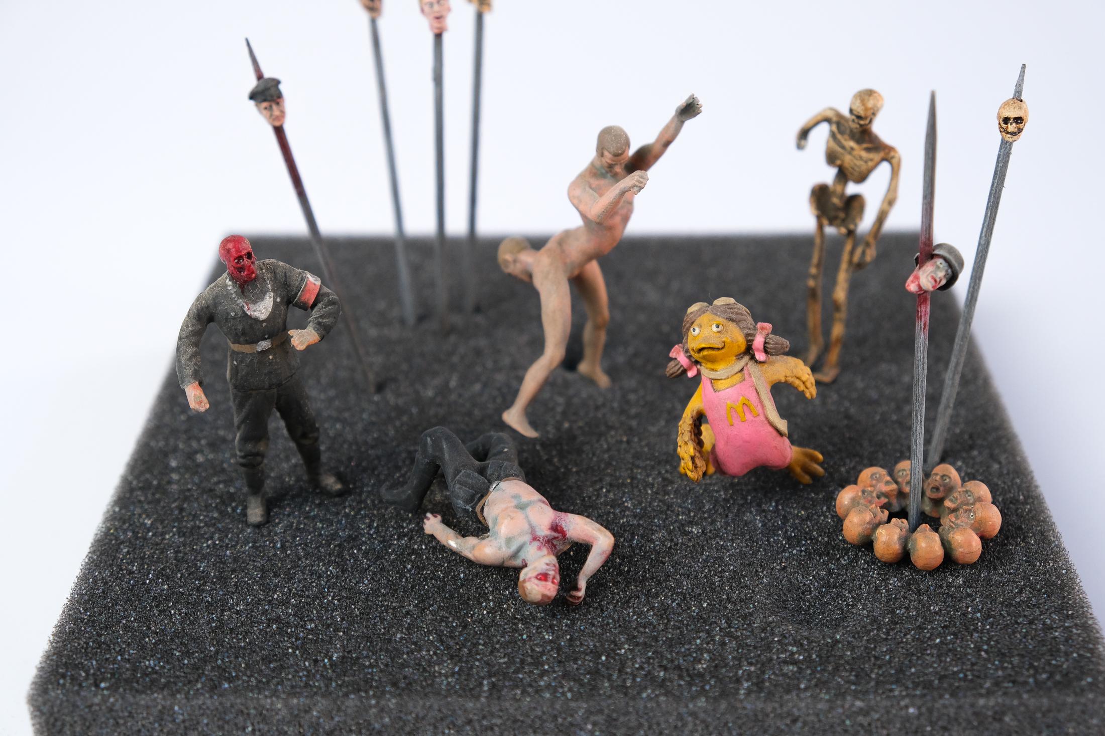 Figure 'Hell Souvenir' Di Jake & Dinos Chapman, 2022 in vendita 2