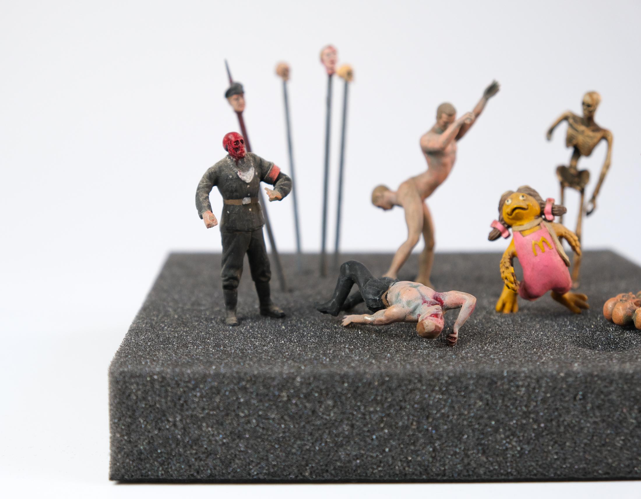 Figure 'Hell Souvenir' Di Jake & Dinos Chapman, 2022 in vendita 3