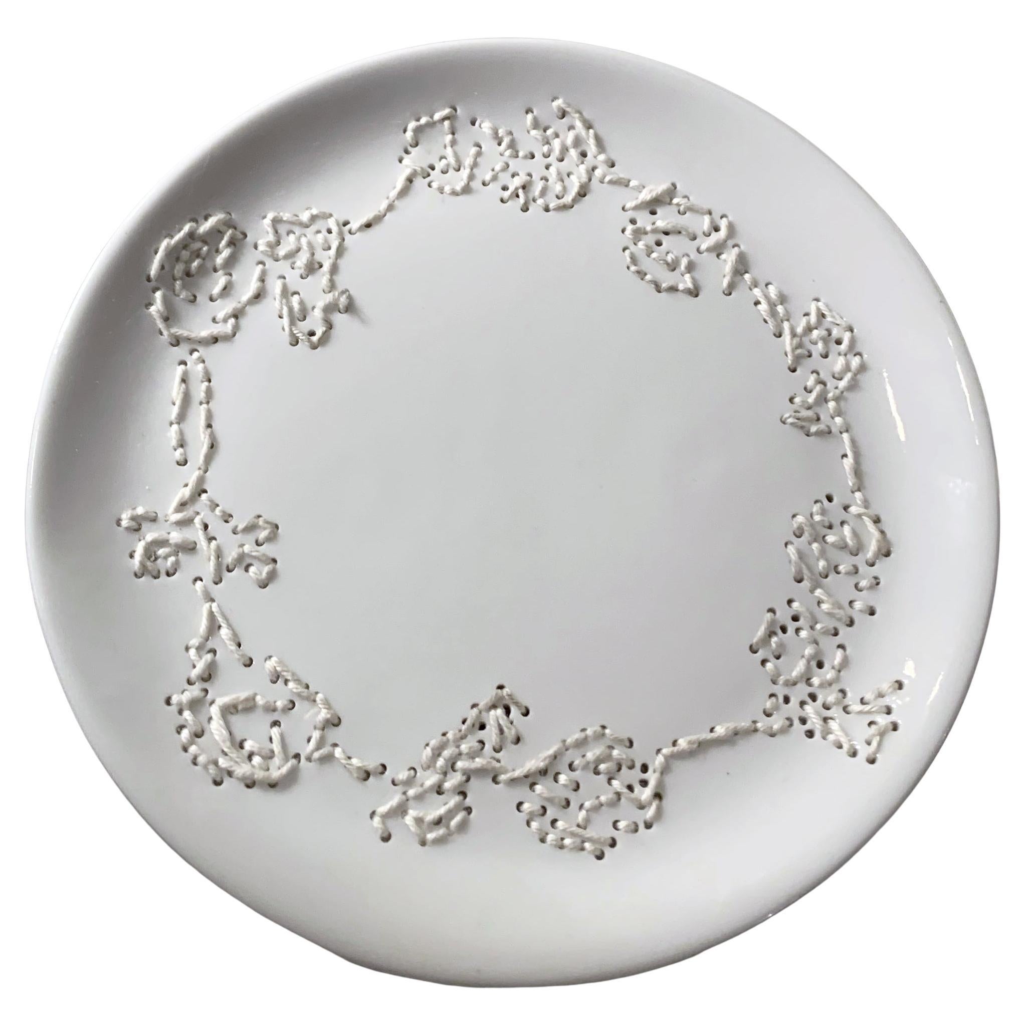 Hella Jongerius Assiette en porcelaine brodée En vente sur 1stDibs