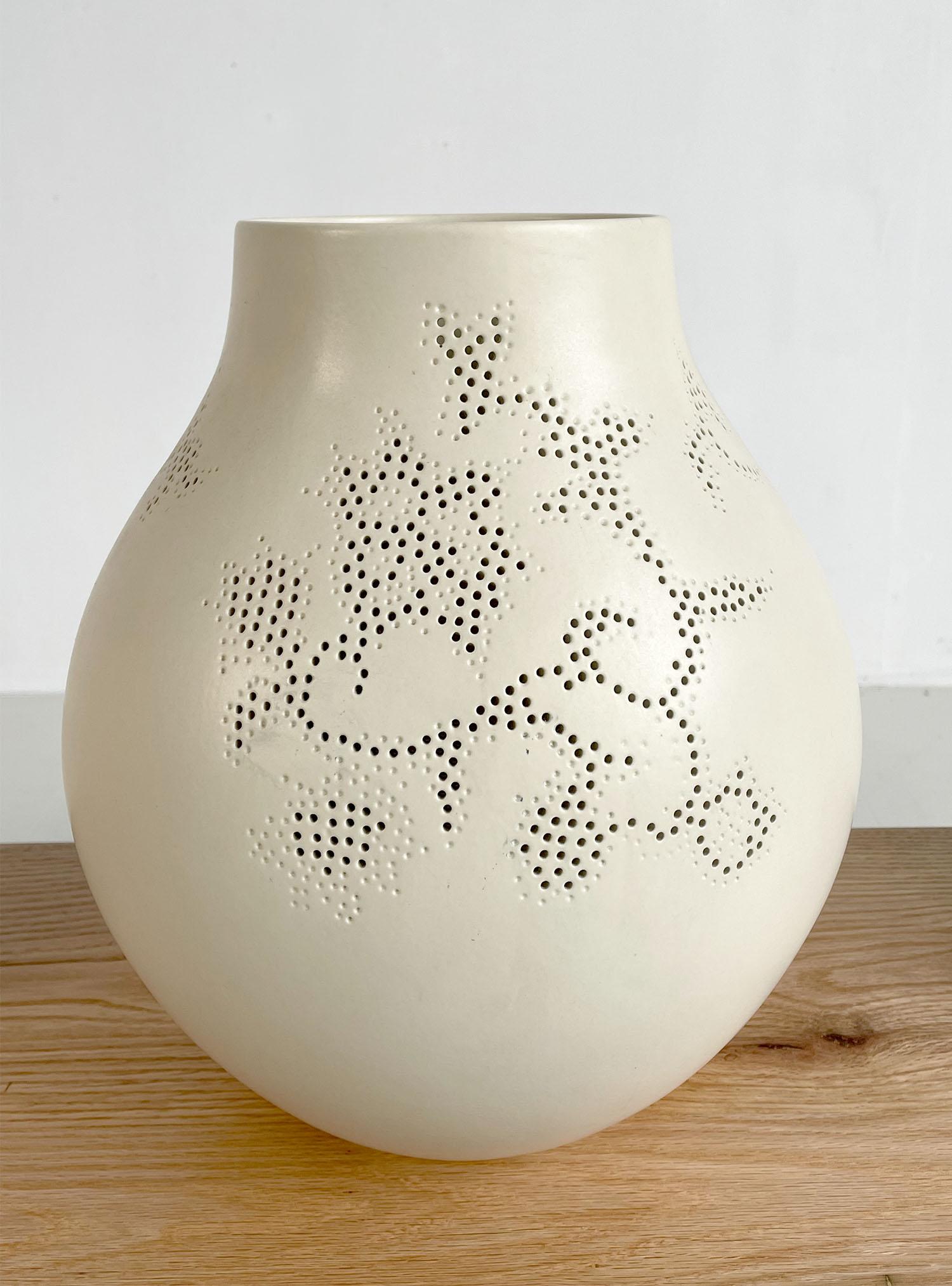Rare série complète de 4 vases créés par Hella Jongerius pour IKEA PS Jonsberg, Suède 2005. Ces quatre grands vases sont fabriqués selon quatre techniques céramiques et leurs décorations font référence à des régions spécifiques du monde, l'Union