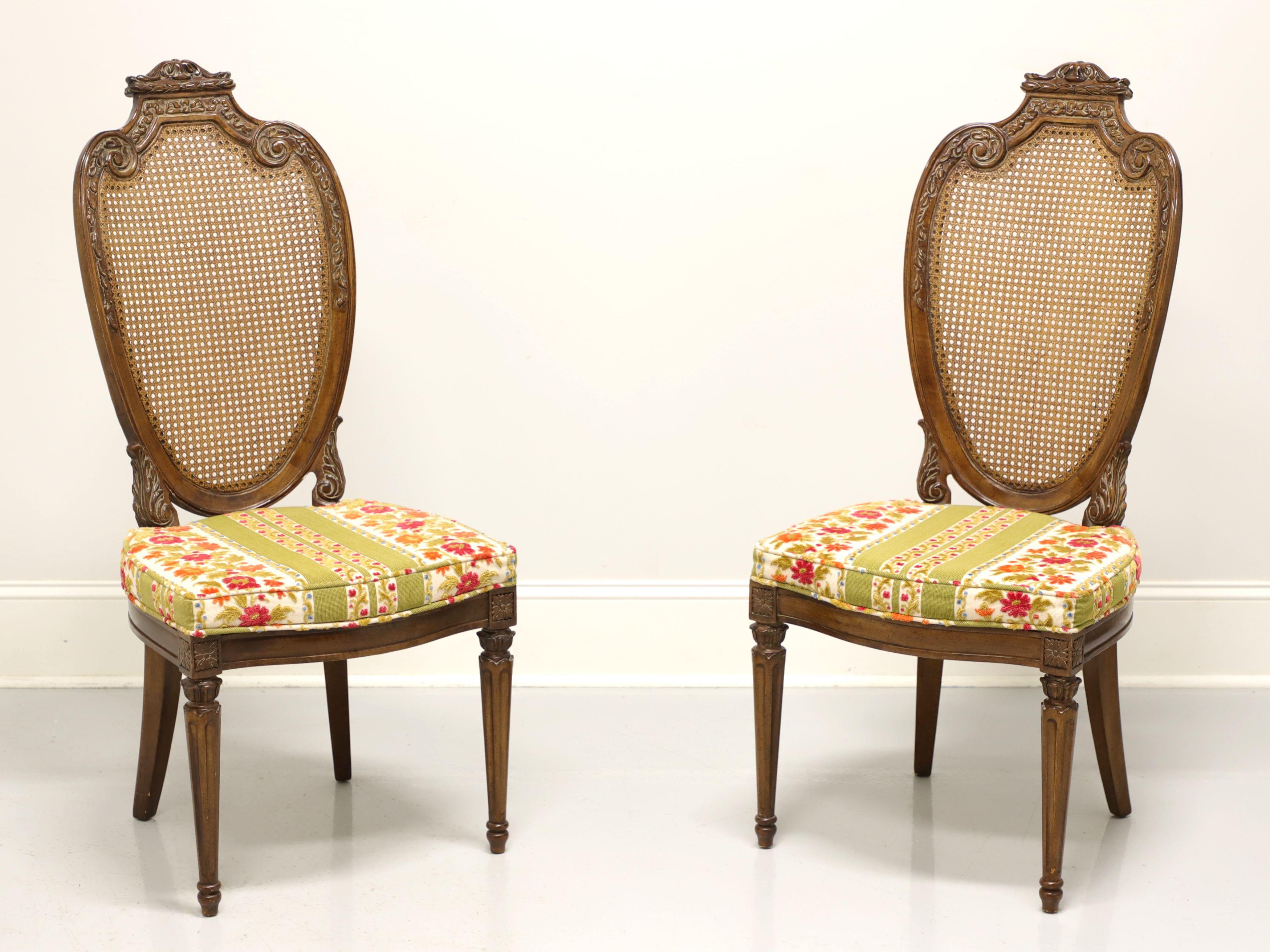 HELLAM paire de chaises de salle à manger provinciales françaises Louis XVI en noyer à assise cannée en vente 5