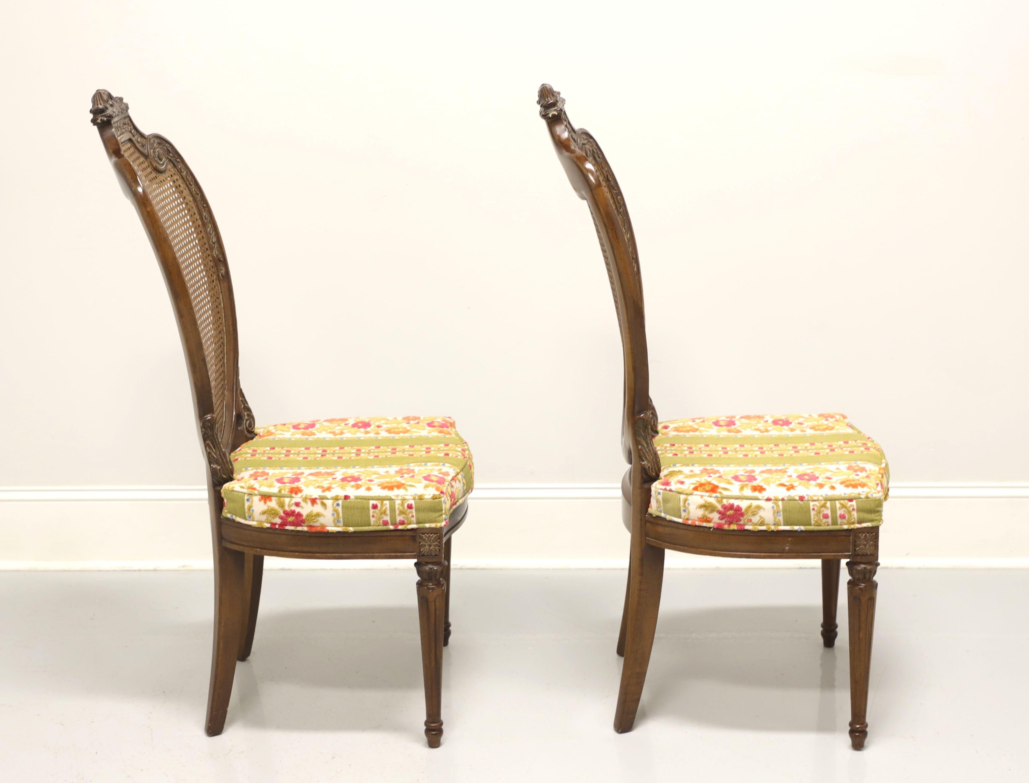 HELLAM paire de chaises de salle à manger provinciales françaises Louis XVI en noyer à assise cannée Bon état - En vente à Charlotte, NC