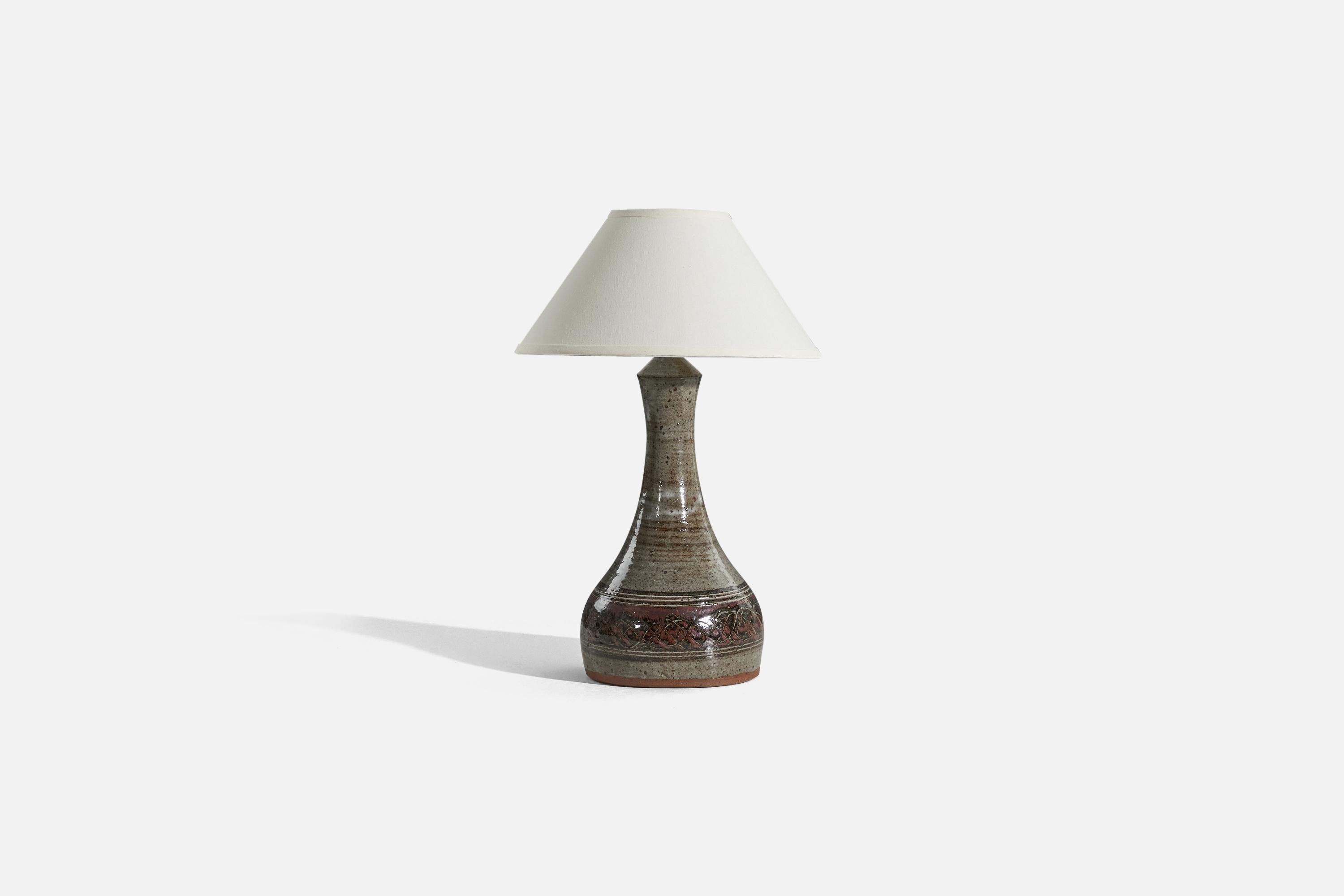 Lampe de table en grès émaillé gris et brun, conçue et produite par Helle Allpass, Danemark, années 1960.

Vendu sans abat-jour. 
Dimensions de la lampe (pouces) : 20,75 x 9 x 9 (H x L x P)
Dimensions de l'abat-jour (pouces) : 6.125 x 16,375 x