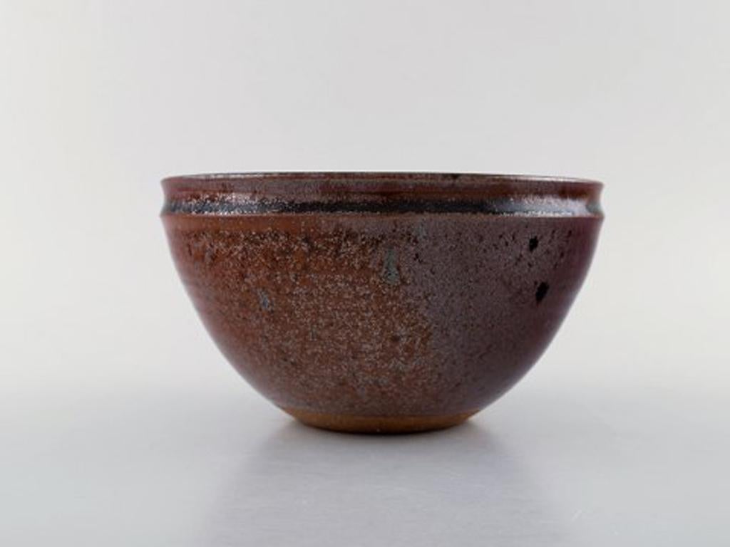 Helle Alpass (1932-2000). Bowl of glazed stoneware decorated with a beautiful glaze in brown and violet shades, 1960s-1970s.
Stamped.
Measures: 18 x 10 cm
In very good condition.
Helle Allpass was a master-educated Danish ceramist, and educated