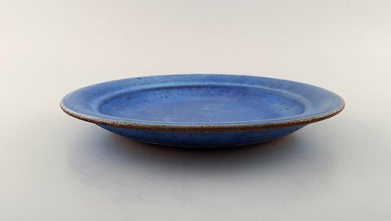 Helle Alpass (1932-2000). Glazed stoneware dish in deep blue glaze. 1960s-1970s.
Stamped.
Measures: 26 x 3 cm
In very good condition.
Helle Allpass was a master-educated Danish ceramist, and educated from the Academy of Fine Arts. Allpass