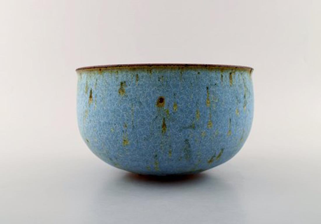 Helle Alpass (1932-2000). Large bowl of glazed stoneware in beautiful turquoise glaze with iron spots, 1960-1970s.
Stamped.
Measures: 20 x 12 cm.
In very good condition.
Helle Allpass was a master-educated Danish ceramist, and educated from the