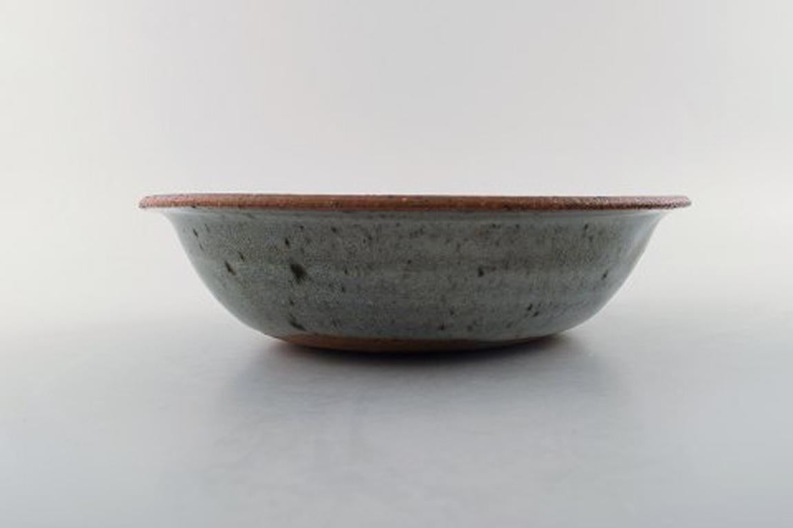 Helle Alpass (1932-2000). Low bowl of glazed stoneware in beautiful blue and grey glaze with iron spots. 1960-1970s.
Stamped.
Measures: 20 x 5 cm.
In very good condition.
Helle Allpass was a master-educated Danish ceramist, and educated from the