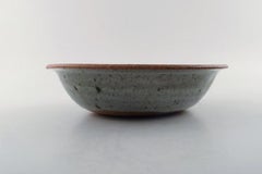 Helle Alpass (1932-2000), niedrige Schale aus glasiertem Steingut in schönem Blau, Grau