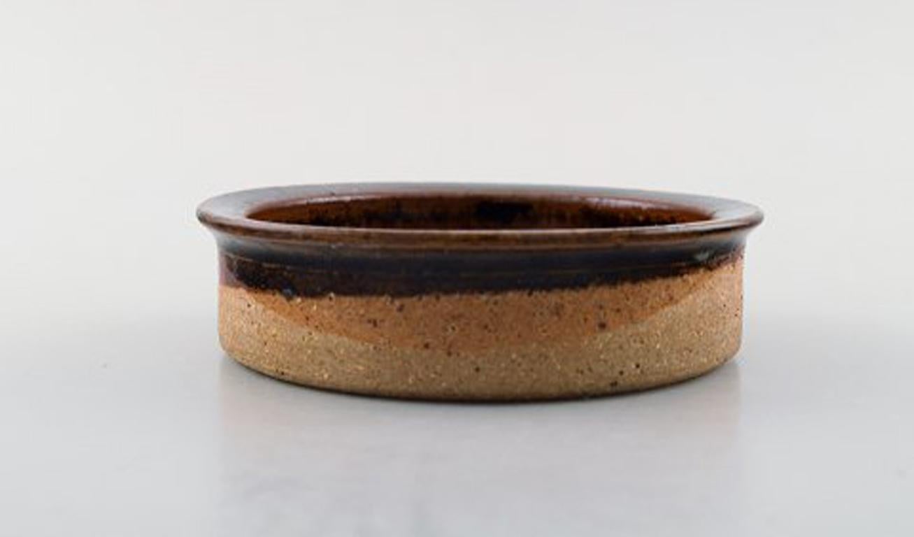 Helle Alpass ‘1932-2000’. Low bowl of raw and glazed stoneware in brown shades, 1960s-1970s.
Stamped.
Measures: 11 x 3 cm
In very good condition.
Helle Allpass was a master-educated Danish ceramist, and educated from the Academy of Fine Arts.