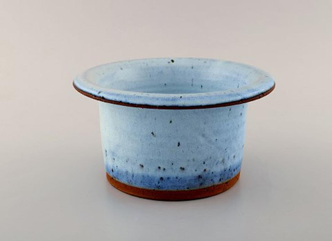 Helle Alpass (1932-2000). Vase/Flower pot holder in glazed stoneware with beautiful turquoise glaze and iron spots, 1960s-1970s.
Stamped.
Measures: 19.5 x 11 cm
In very good condition.
Helle Allpass was a master-educated Danish ceramist, and