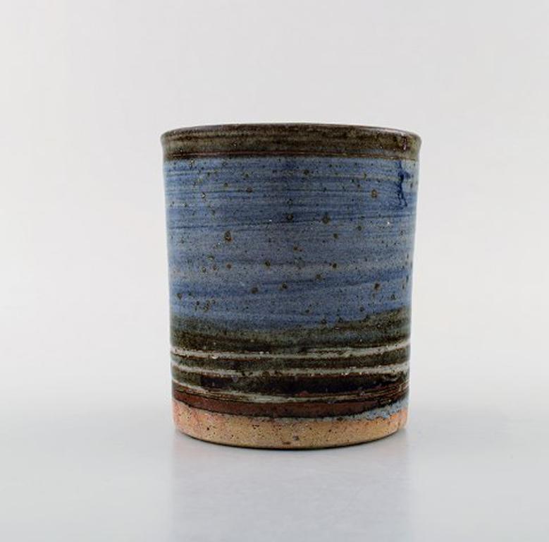 Helle Alpass (1932-2000). Vase aus glasiertem Steingut mit schöner brauner und blauer Glasur verziert. 1960 / 70's.
Gestempelt.
Maße: 12.5 x 10 cm
In sehr gutem Zustand.
Helle Allpass war eine dänische Keramikerin mit Meisterausbildung, die an