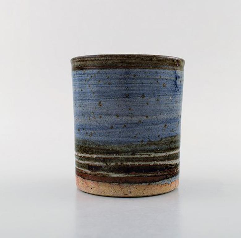 Helle Alpass (1932-2000). Jarrón de gres esmaltado decorado con un bello vidriado marrón y azul. 1960 / 70's.
Sellado.
Medidas: 12,5 x 10 cm
En muy buen estado.
Helle Allpass fue una maestra ceramista danesa, formada en la Academia de Bellas