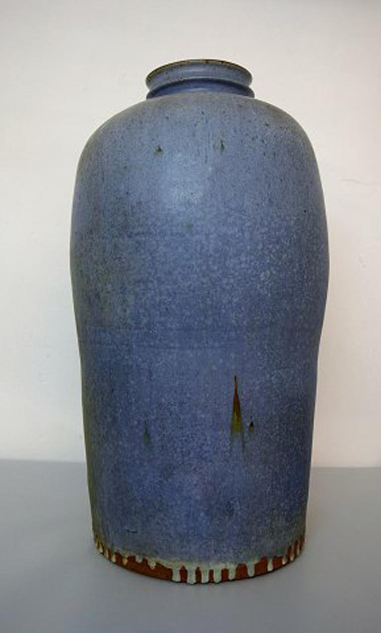 Helle Alpass, Denmark (1932-2000). Colossal vase of glazed stoneware in beautiful blue glaze. Dated 1987.
Signed.
Measures: Height 90 cm, diameter 50 cm.
In very good condition.