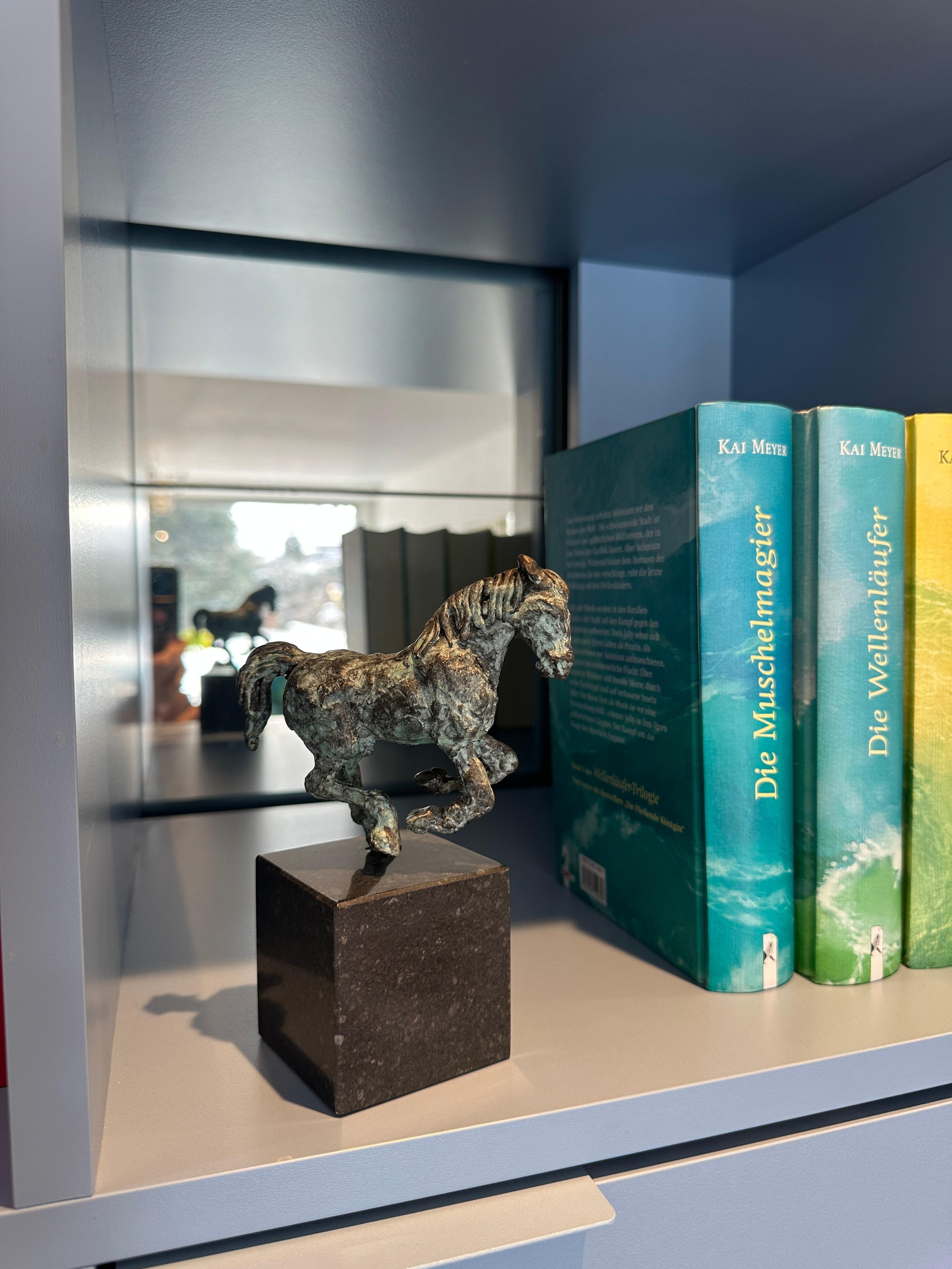 Cavallo di Da Vinci al galoppo di Helle Crawford, scultura di cavallo in oro in vendita 5