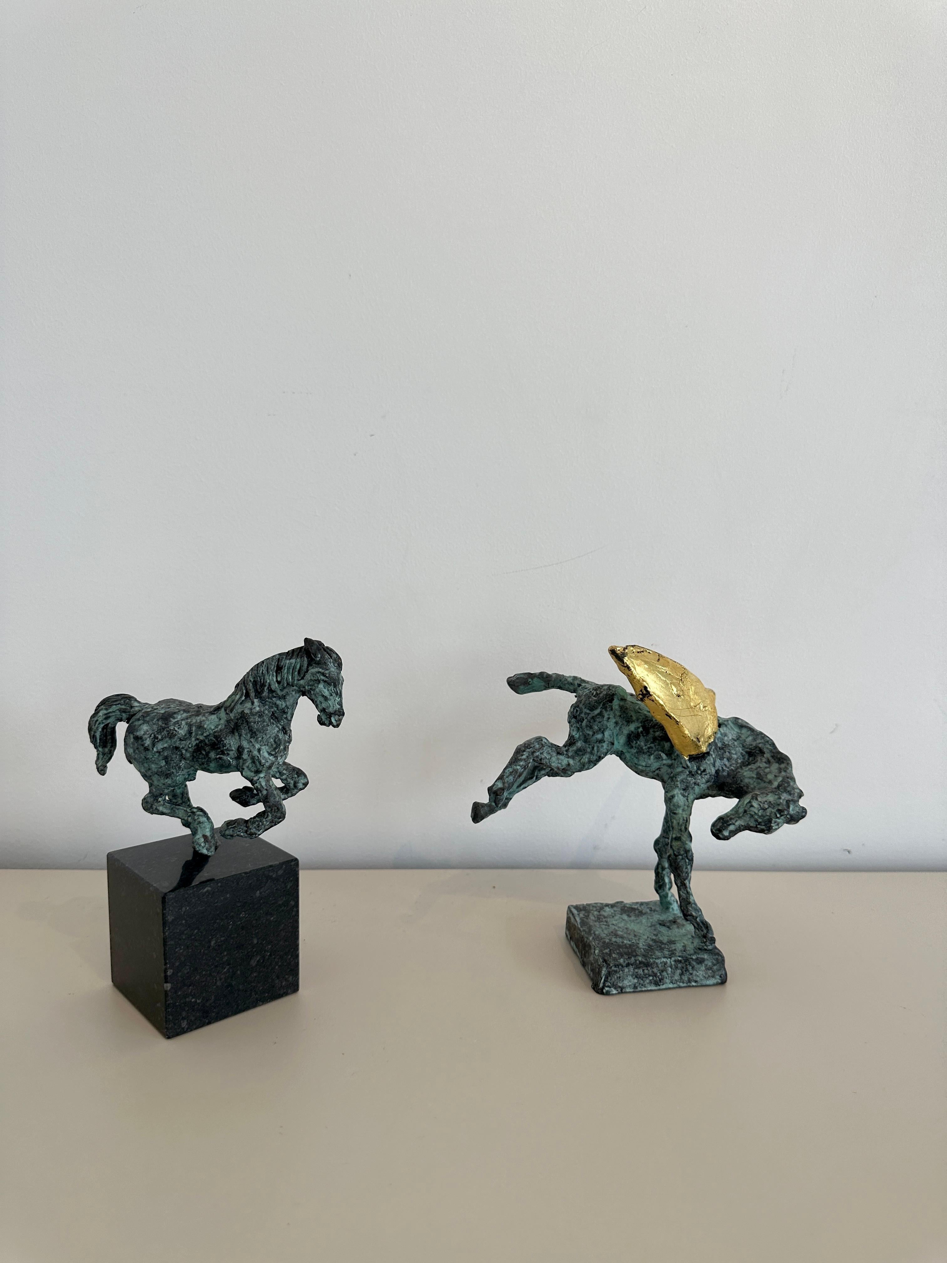 Cavallo di Da Vinci al galoppo di Helle Crawford, scultura di cavallo in oro in vendita 7