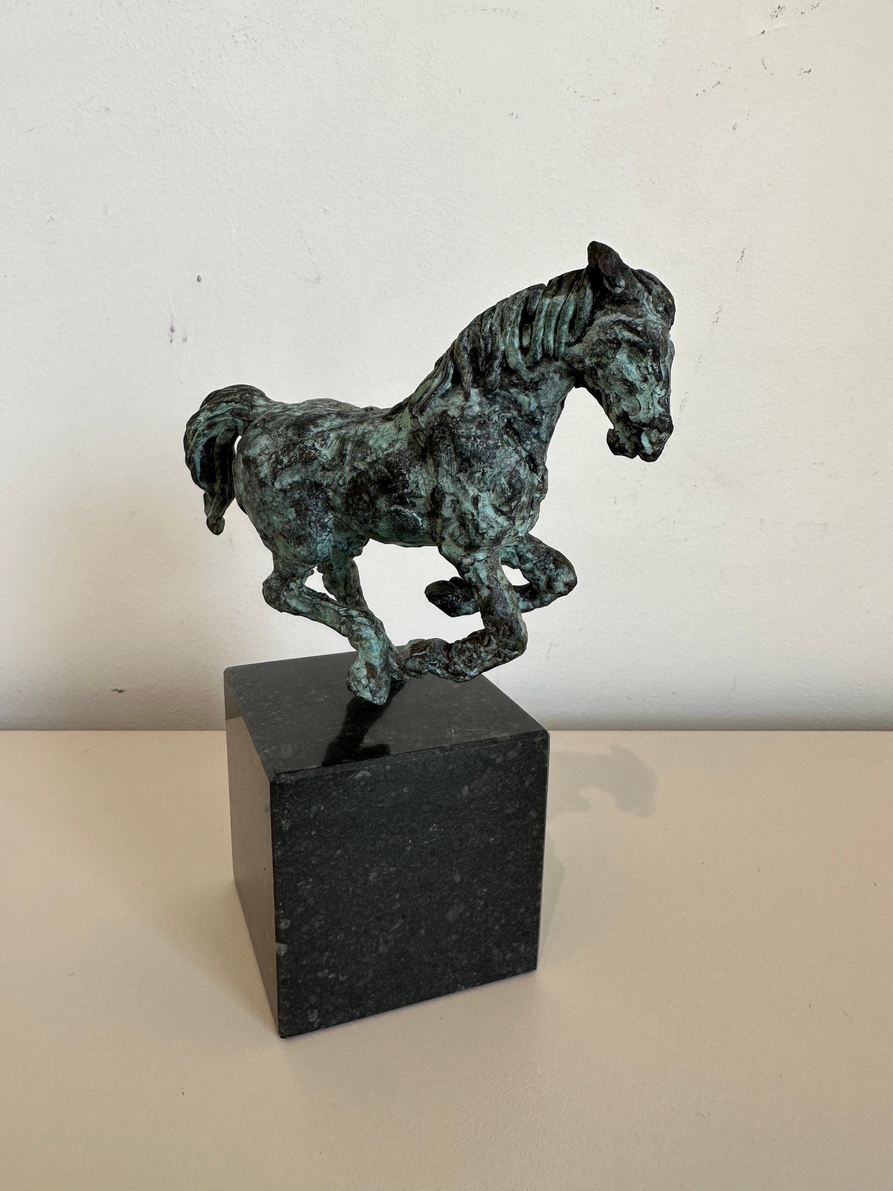 Cavallo di Da Vinci al galoppo di Helle Crawford, scultura di cavallo in oro - Sculpture di Helle Rask Crawford