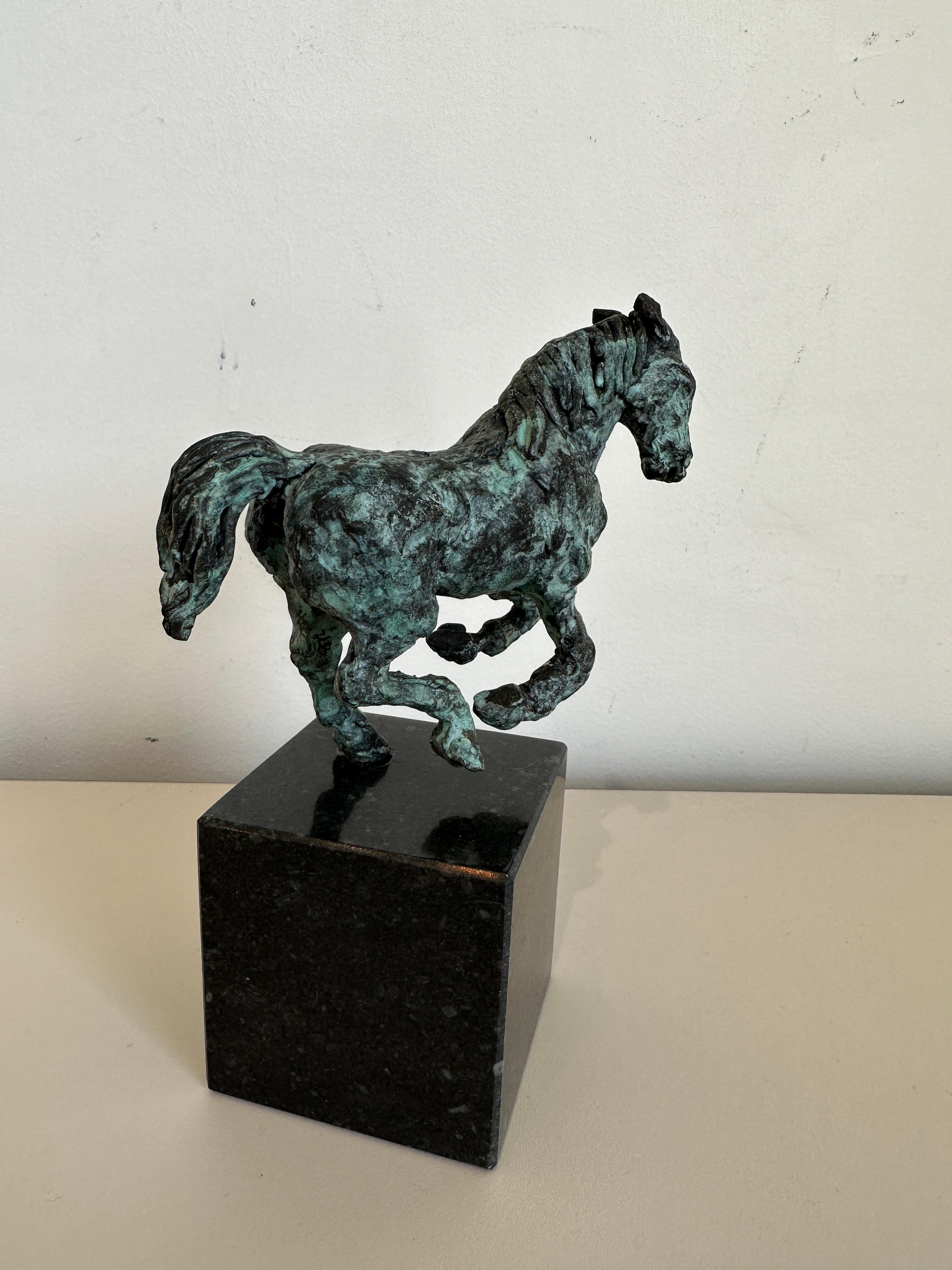 Cavallo di Da Vinci al galoppo di Helle Crawford, scultura di cavallo in oro - Sculpture Contemporaneo di Helle Rask Crawford