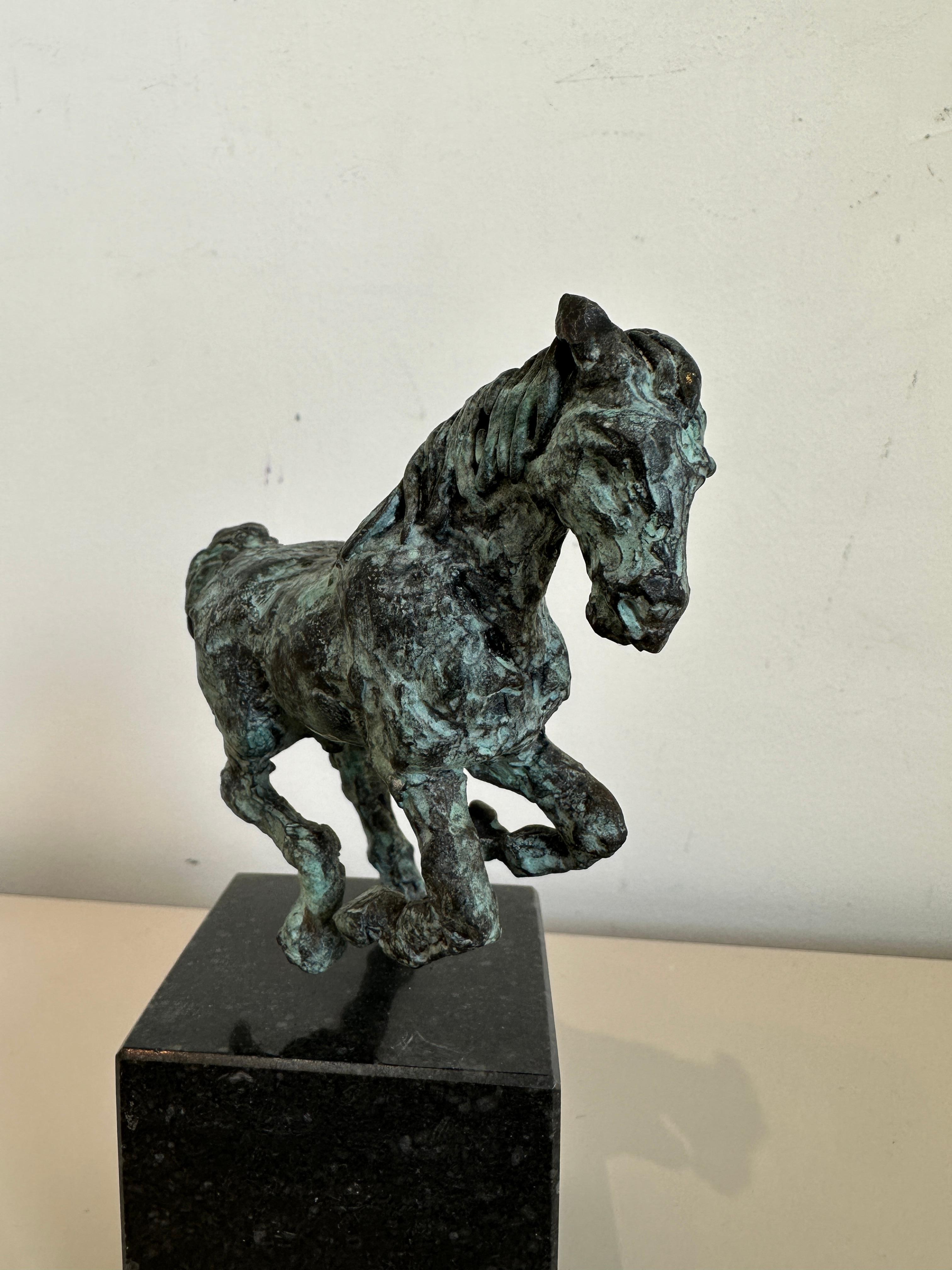 Cavallo di Da Vinci al galoppo di Helle Crawford, scultura di cavallo in oro - Nude Sculpture Grigio di Helle Rask Crawford