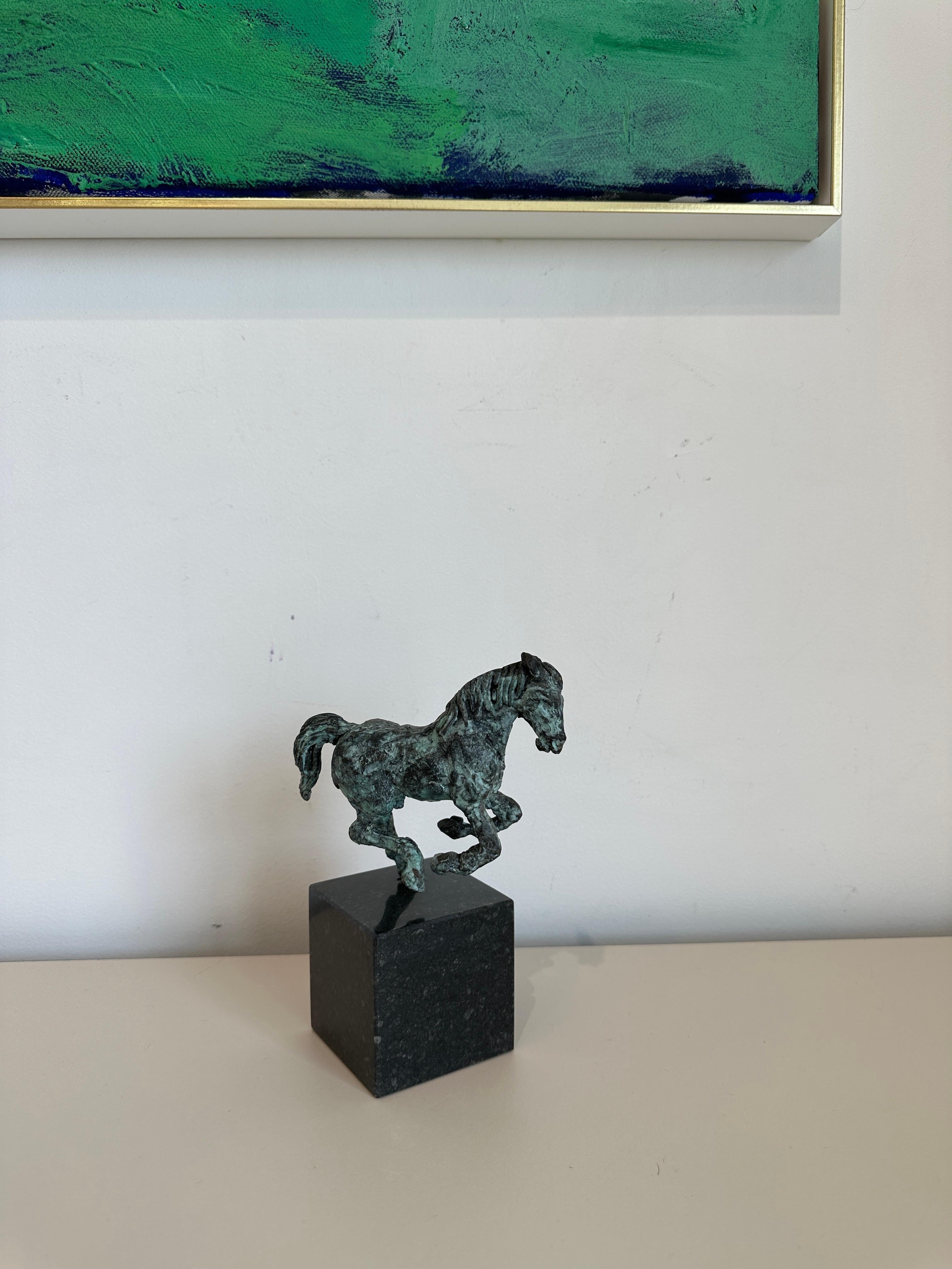 Cavallo di Da Vinci al galoppo di Helle Crawford, scultura di cavallo in oro in vendita 2