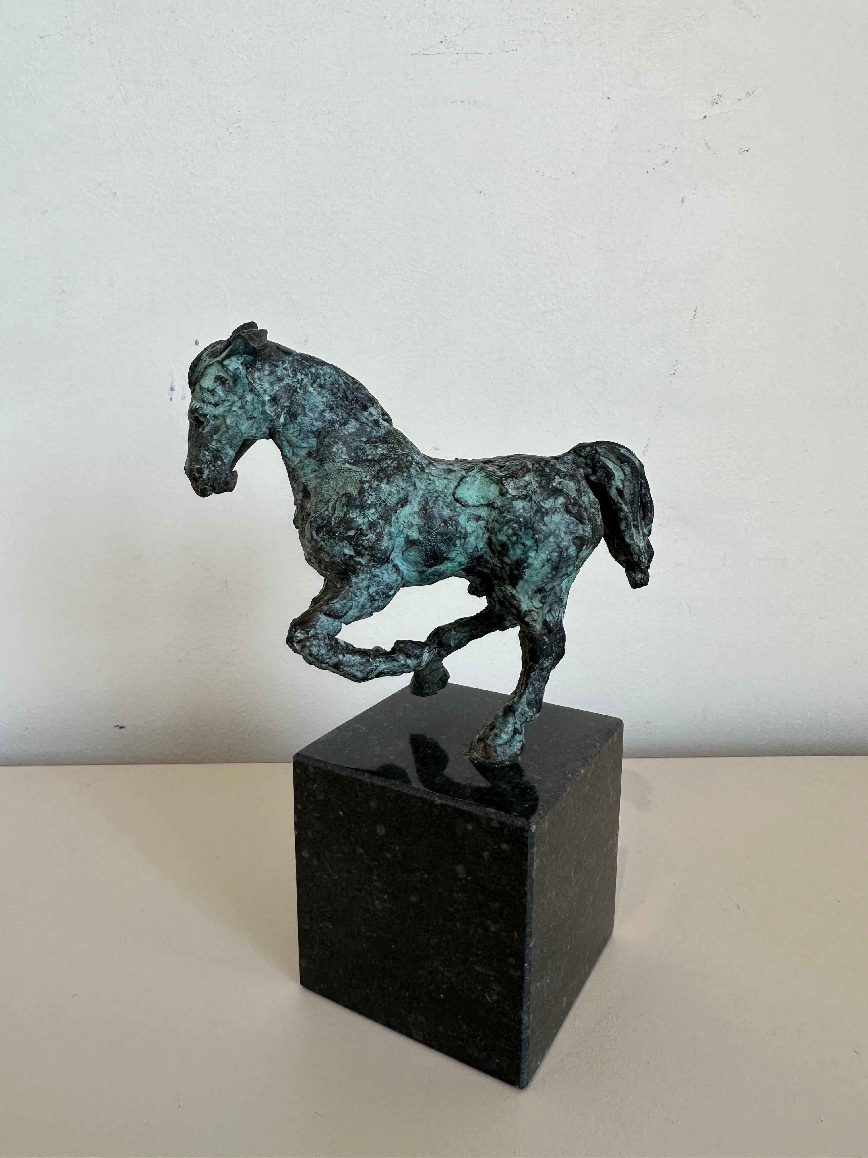 Helle Rask Crawford Figurative Sculpture – Da Vinci's Horse Galloping von Helle Crawford, Gold Pferd Tierplastik