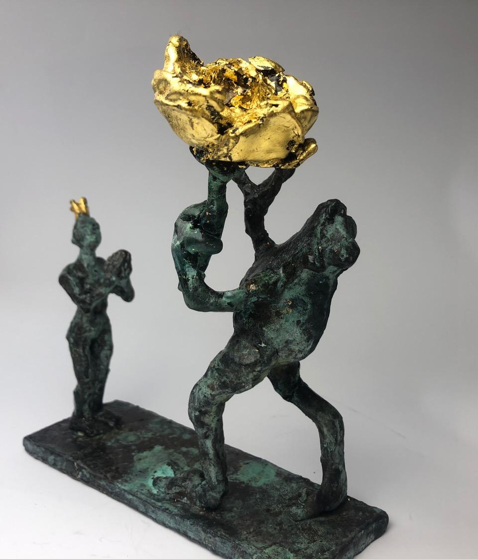 Proposal de grenouille d'Helle Crawford, sculpture en bronze d'un cheval portant une femme - Or Still-Life Sculpture par Helle Rask Crawford