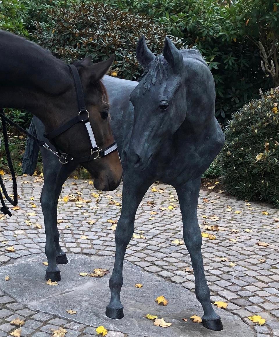 Gloria par Helle Crawford, Sculpture contemporaine en bronze représentant un cheval. - Or Figurative Sculpture par Helle Rask Crawford