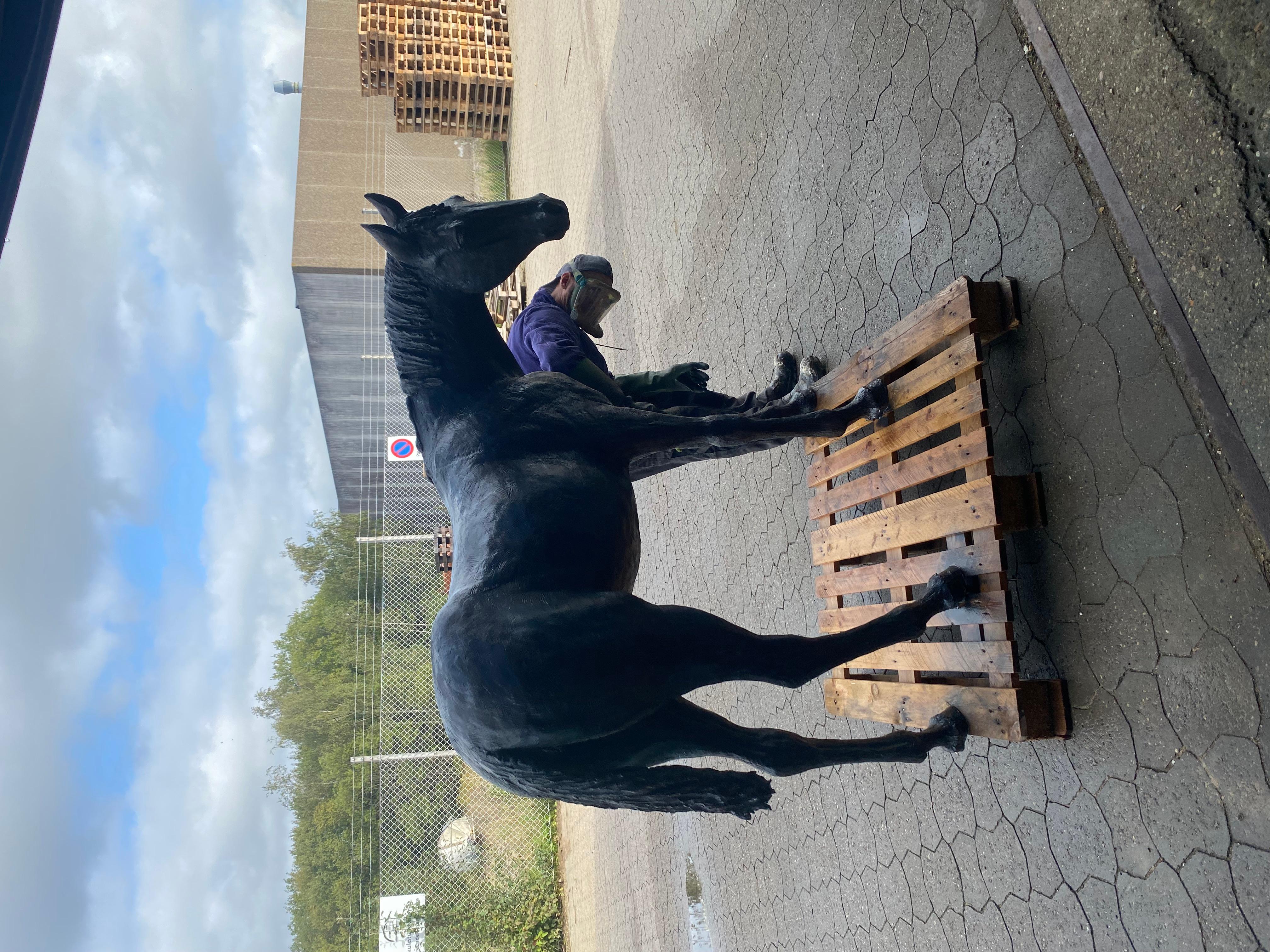 Gloria par Helle Crawford, Sculpture contemporaine en bronze représentant un cheval. en vente 2