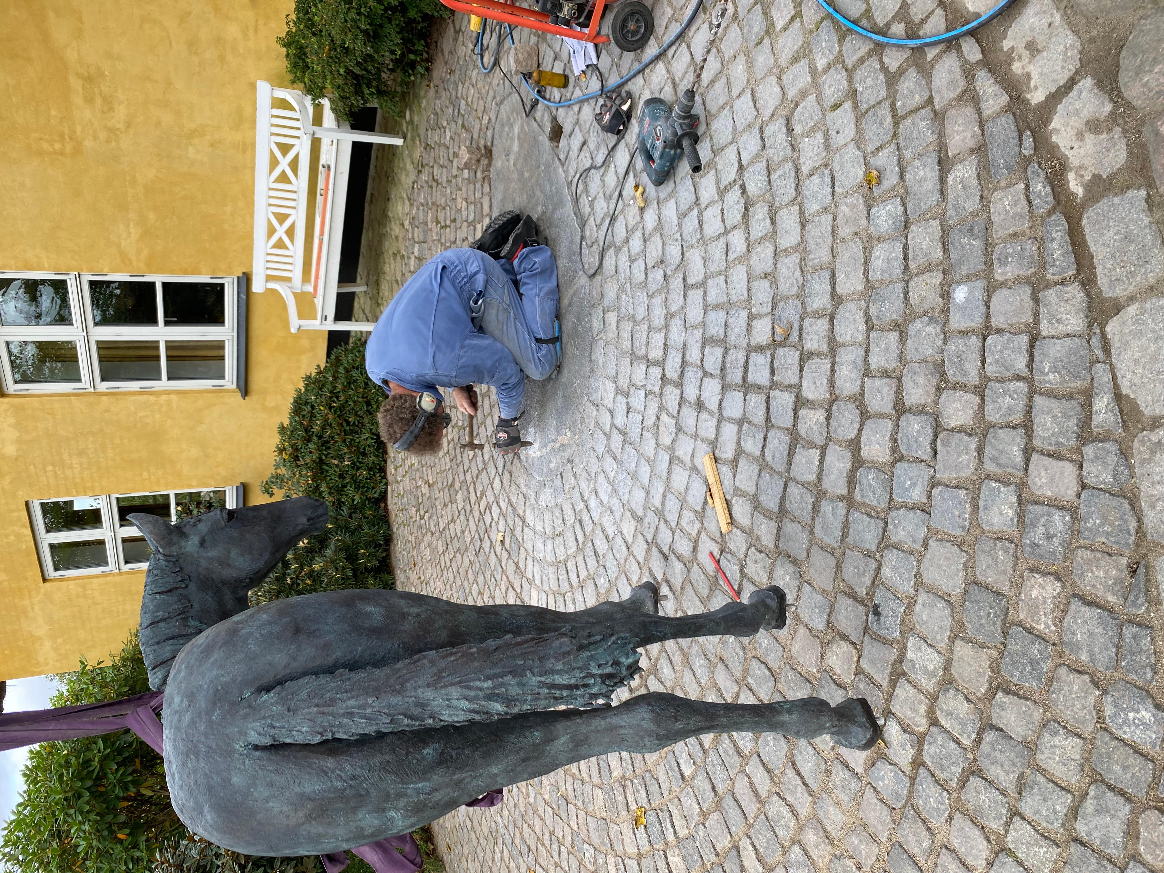 Gloria par Helle Crawford, Sculpture contemporaine en bronze représentant un cheval. en vente 3