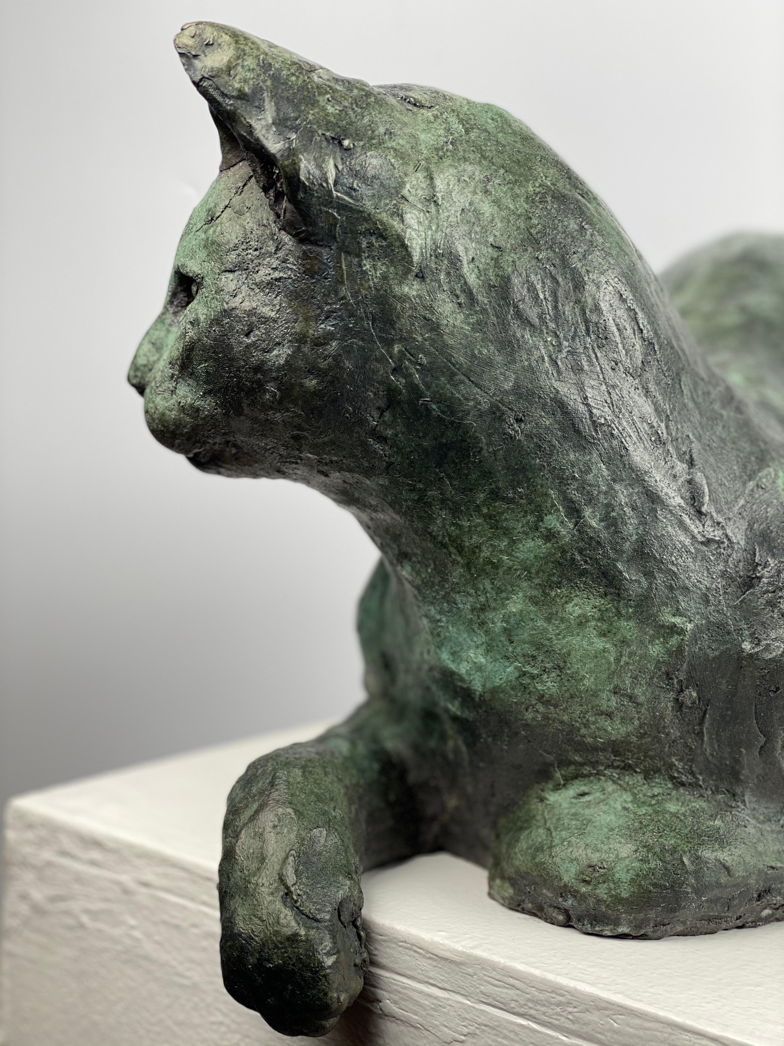 Chat Guardain par Helle Crawford, Sculpture contemporaine en bronze représentant un chat. - Or Nude Sculpture par Helle Rask Crawford