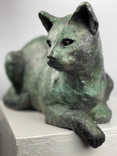 Chat Guardain par Helle Crawford, Sculpture contemporaine en bronze représentant un chat.