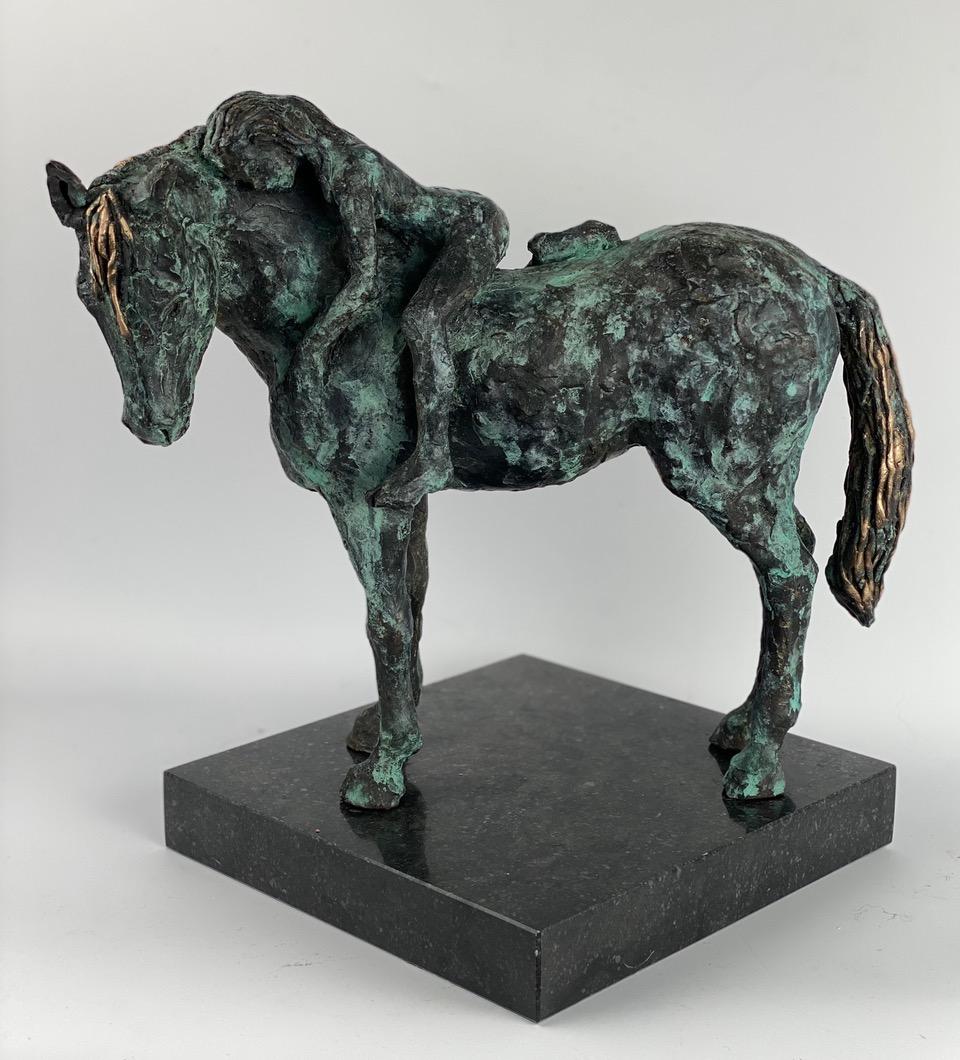 Armonía de Helle Crawford, Escultura de bronce de una madre y su hija